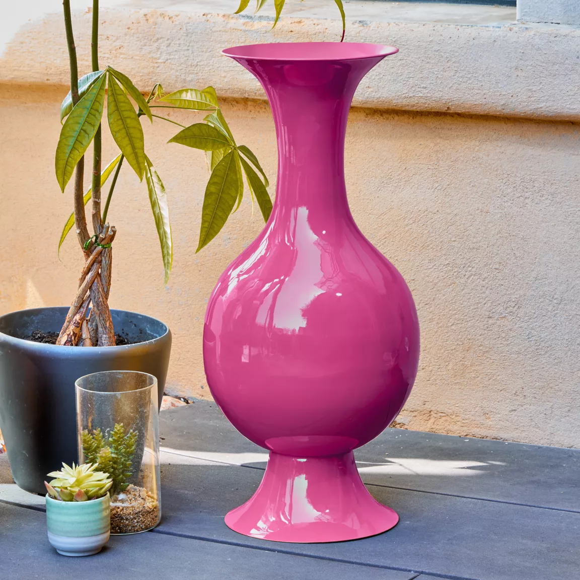 Grand Vase en métal émaillé fait main (H56 cm) Soléa Rose fuschia brillant