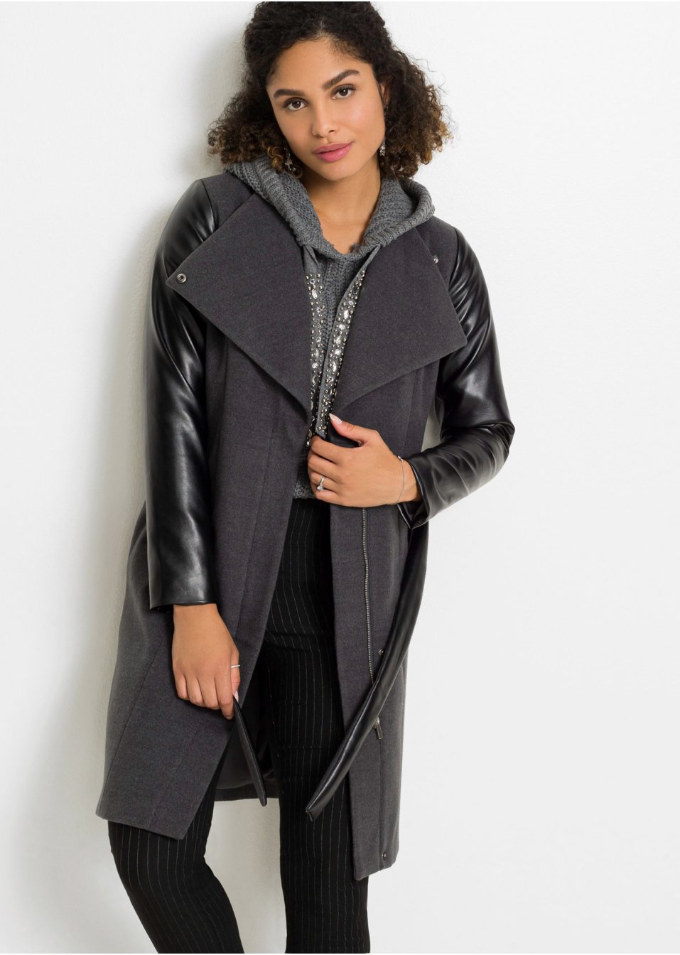 Manteau court avec manches contrastantes