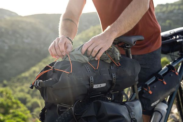 DRY-PACK Packsack mit Gepäckträgerbefestigung  black  16l