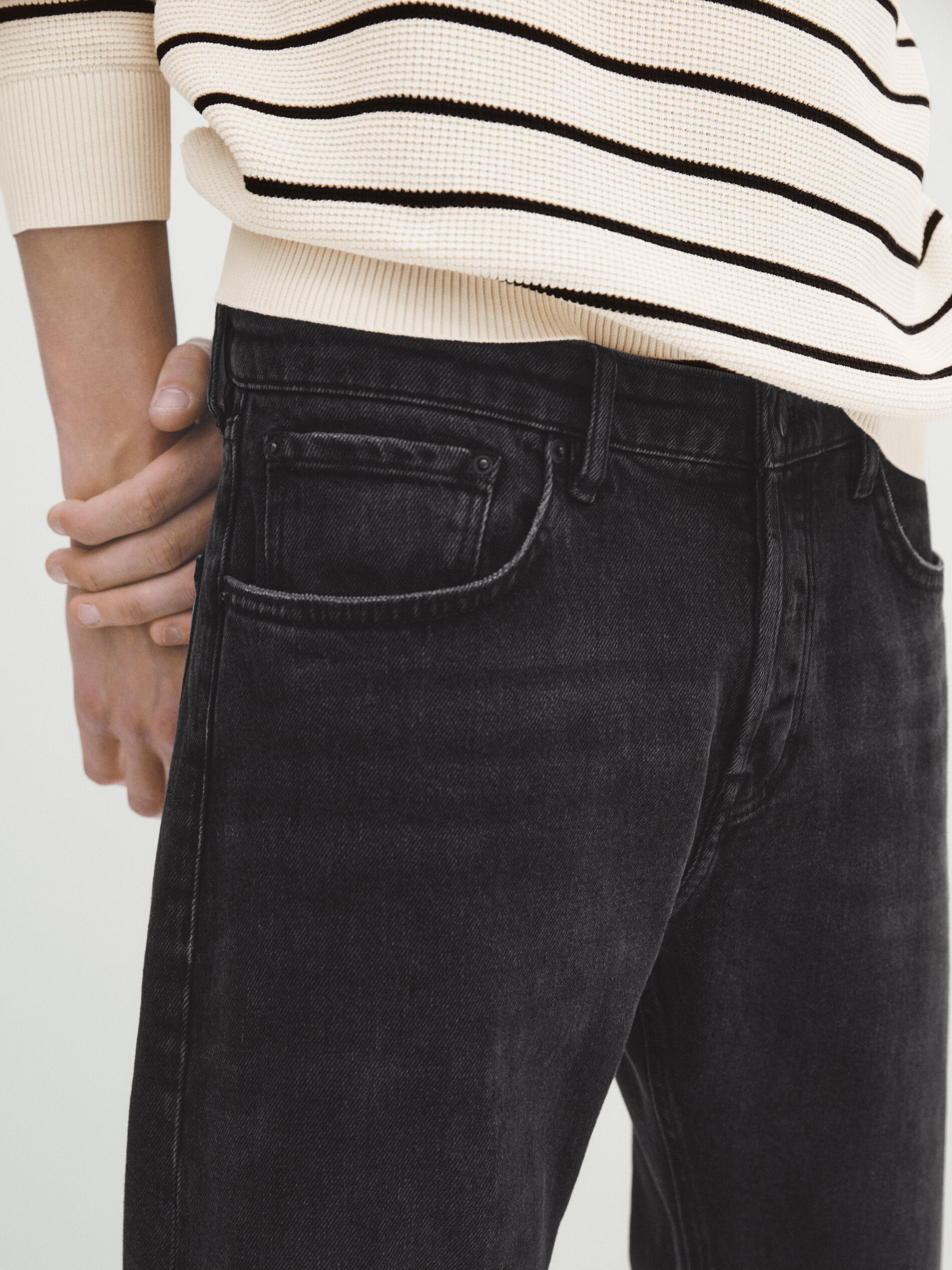 Calça jeans cinza com lavagem stone wash e corte afunilado