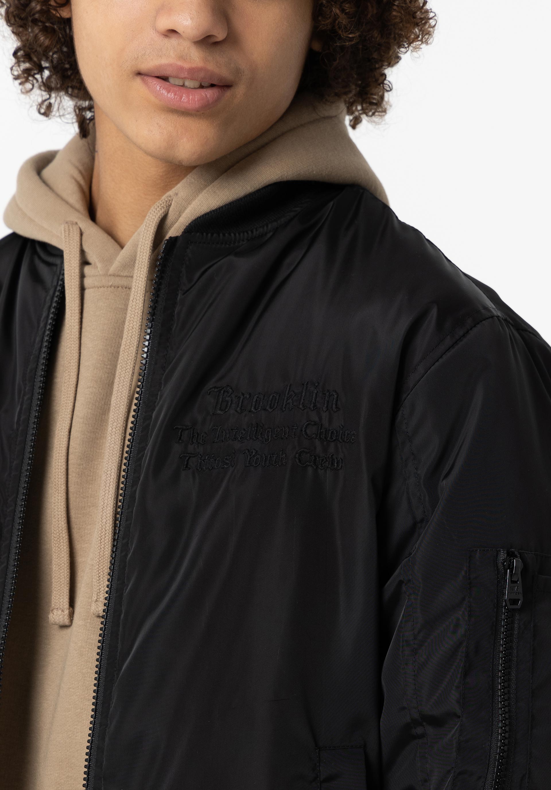 Casaco Bomber com Bordado Frontal