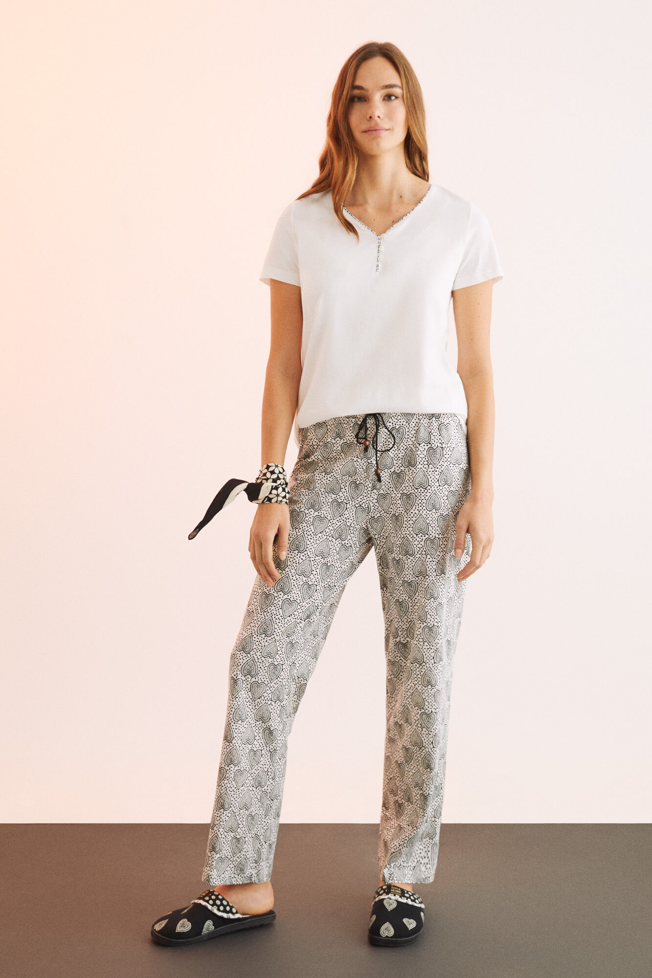 Calça 100% algodão com estampa de coração - bege