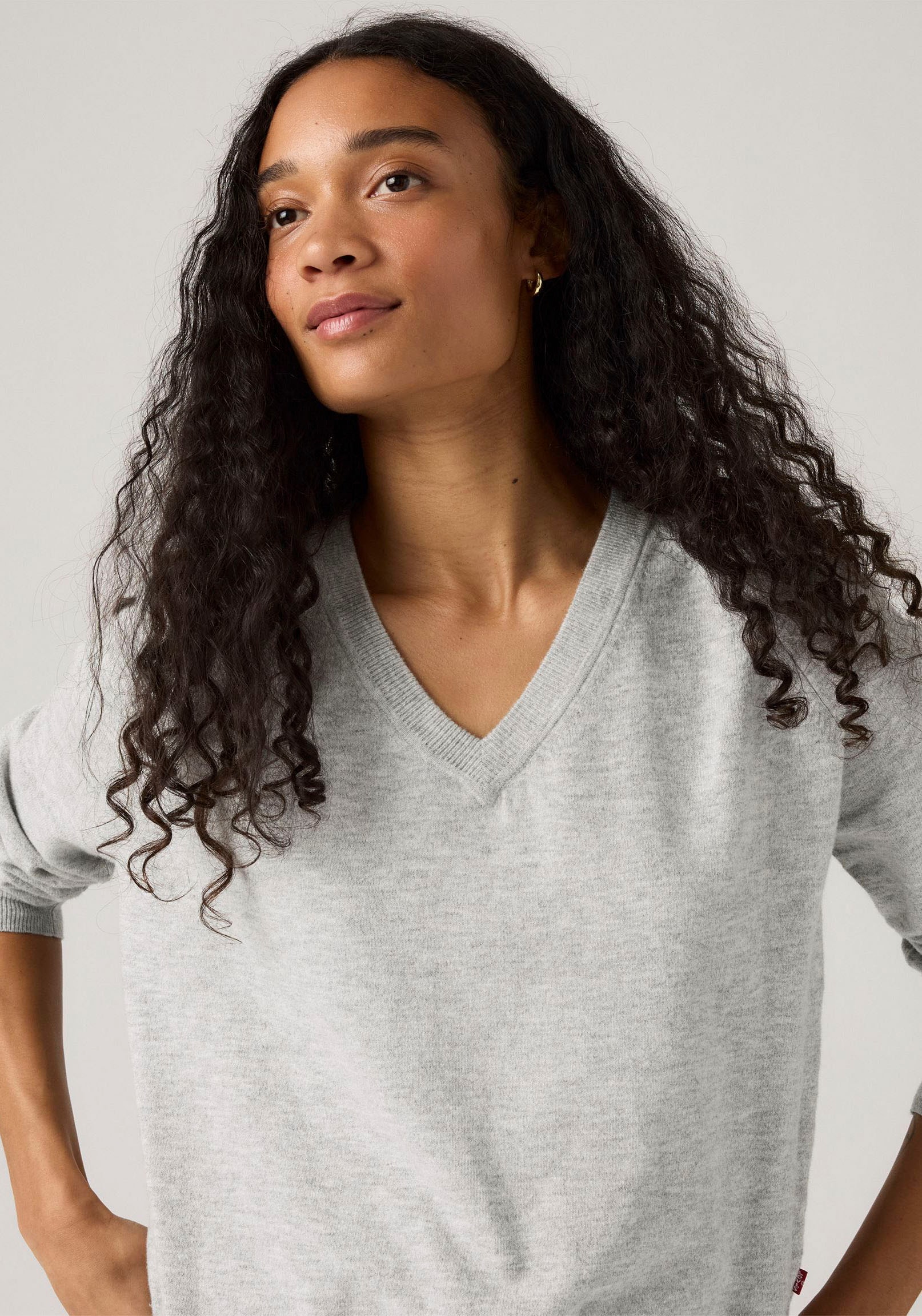 Levi's® V-Ausschnitt-Pullover »TARA SUPER SOFT V«, im Bund beidseitig mit kurzem Schlitz
