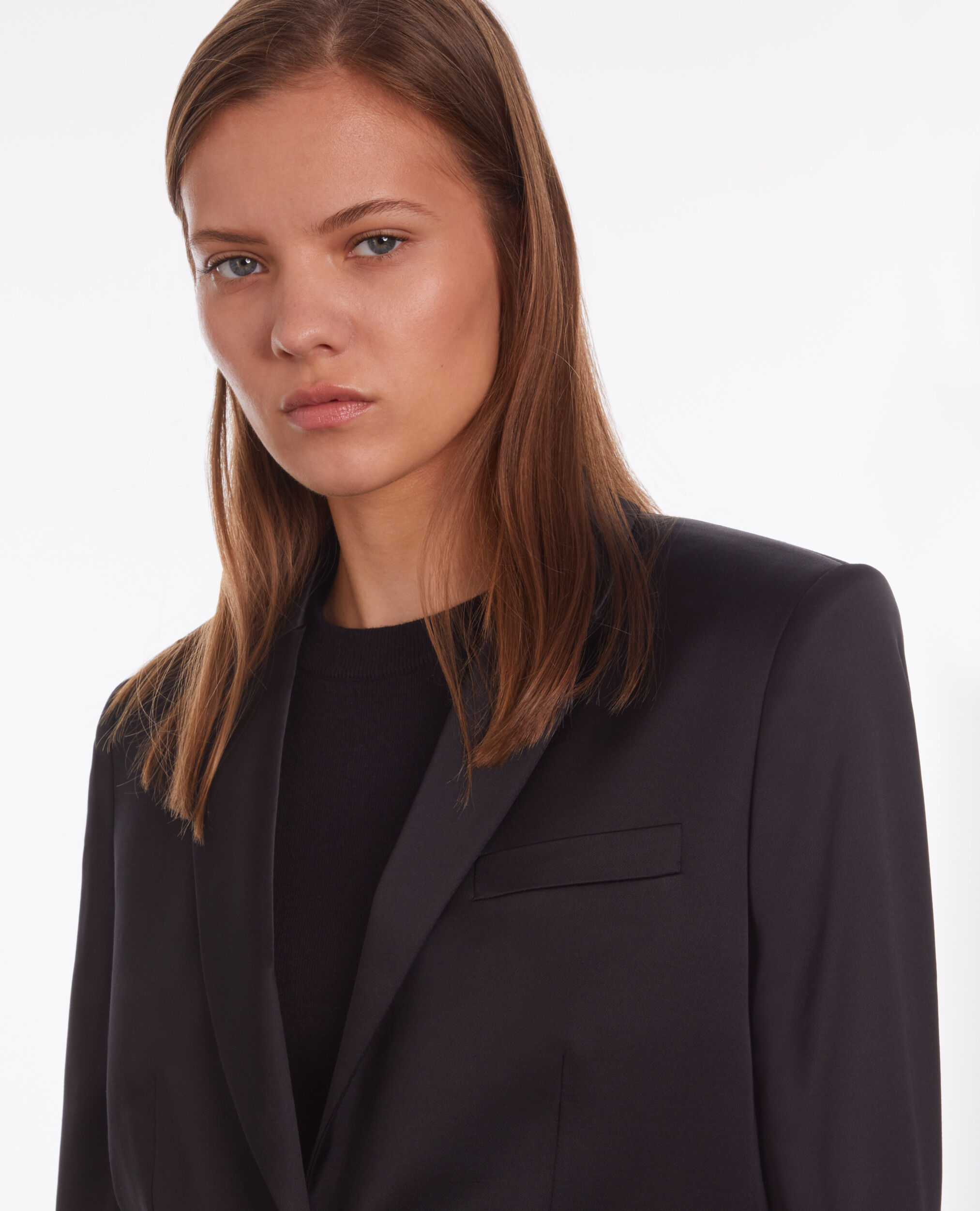 Veste courte noire satinée
