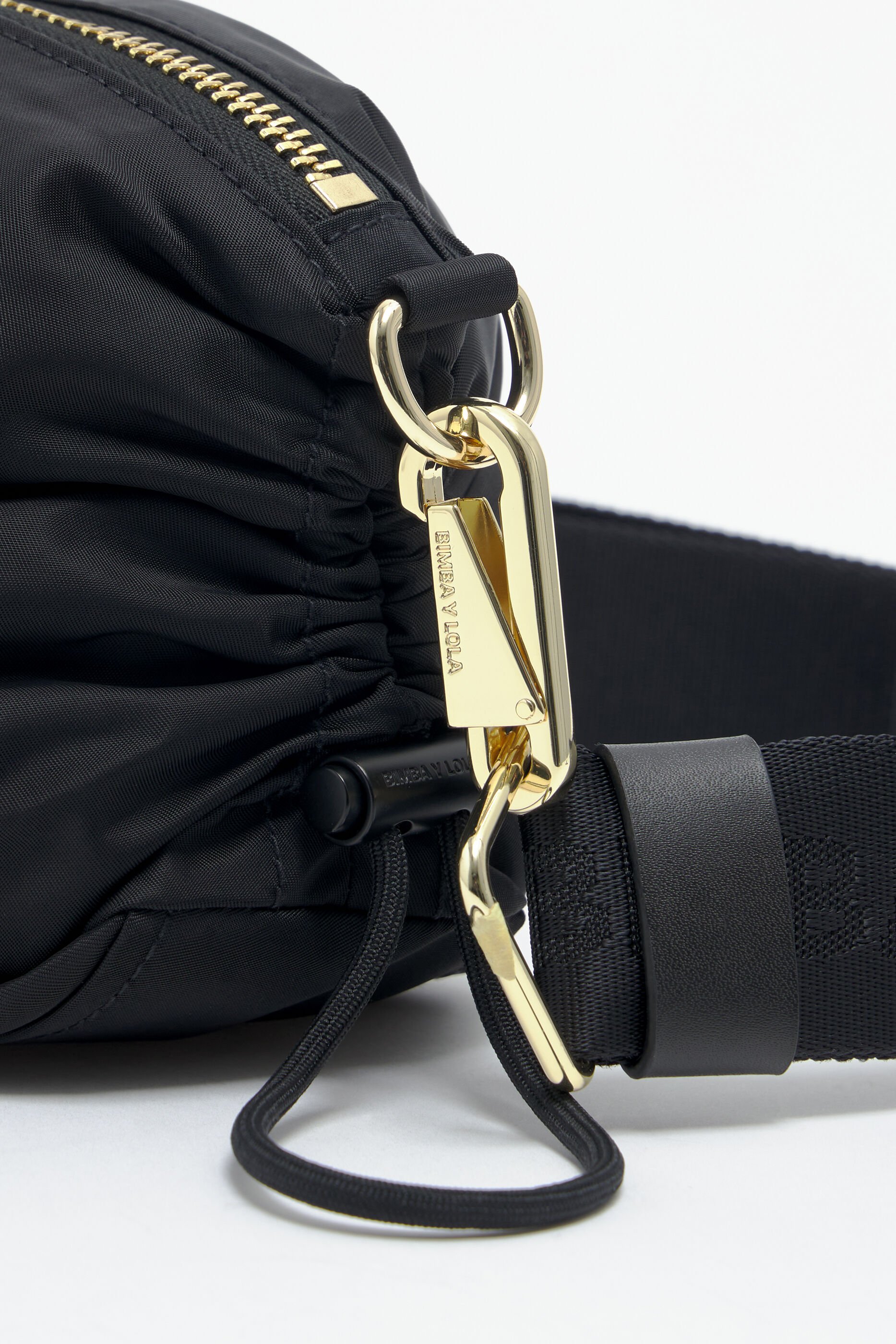 Bolsa de ombro pequena em nylon com franzido, preta.