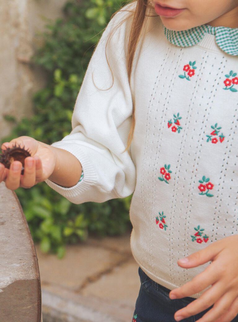 Pull écru ajouré à broderies fleuries et fraises