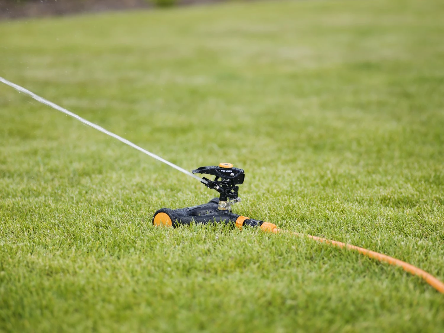Fiskars 1023656 Sectorsproeier, metaal met wielen