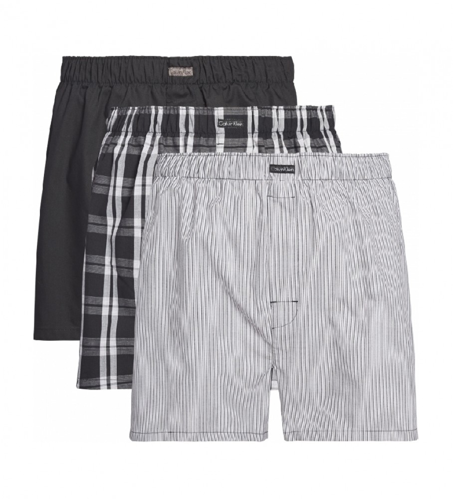 Conjunto de 3 cuecas boxer Calvin Klein, xadrez, listradas e pretas.