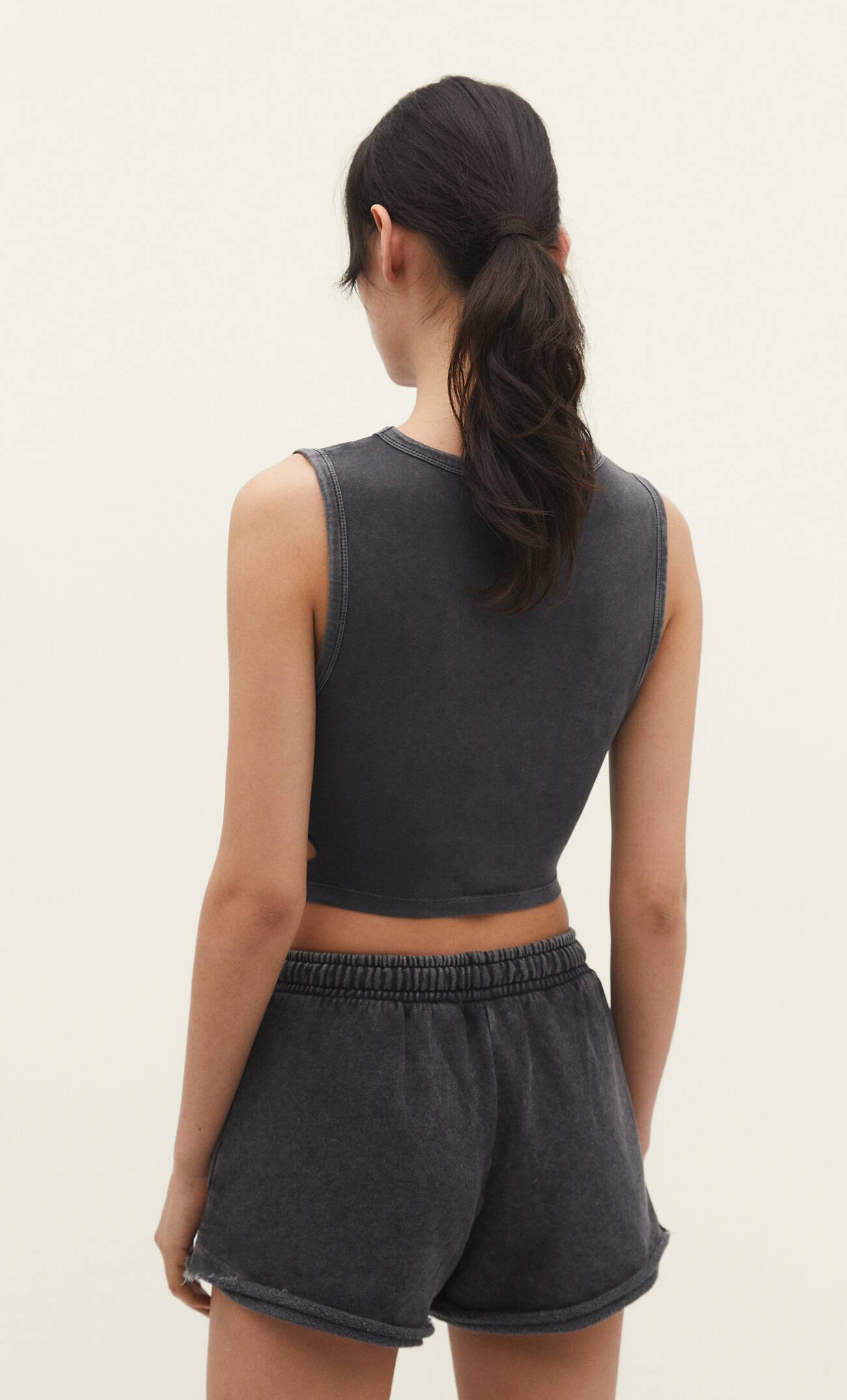 Top cropped cruzado desbotado