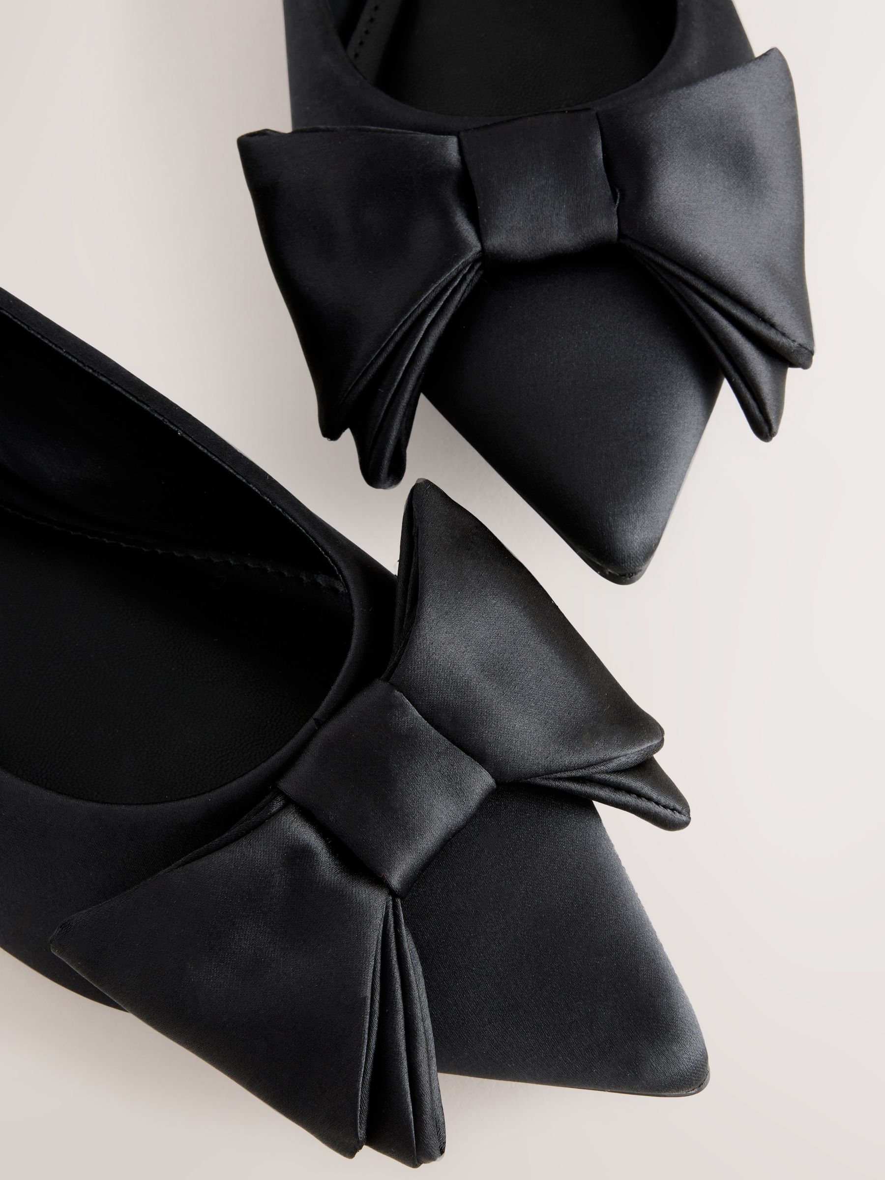 Zwart - Ballerina's met spitse neus en strik