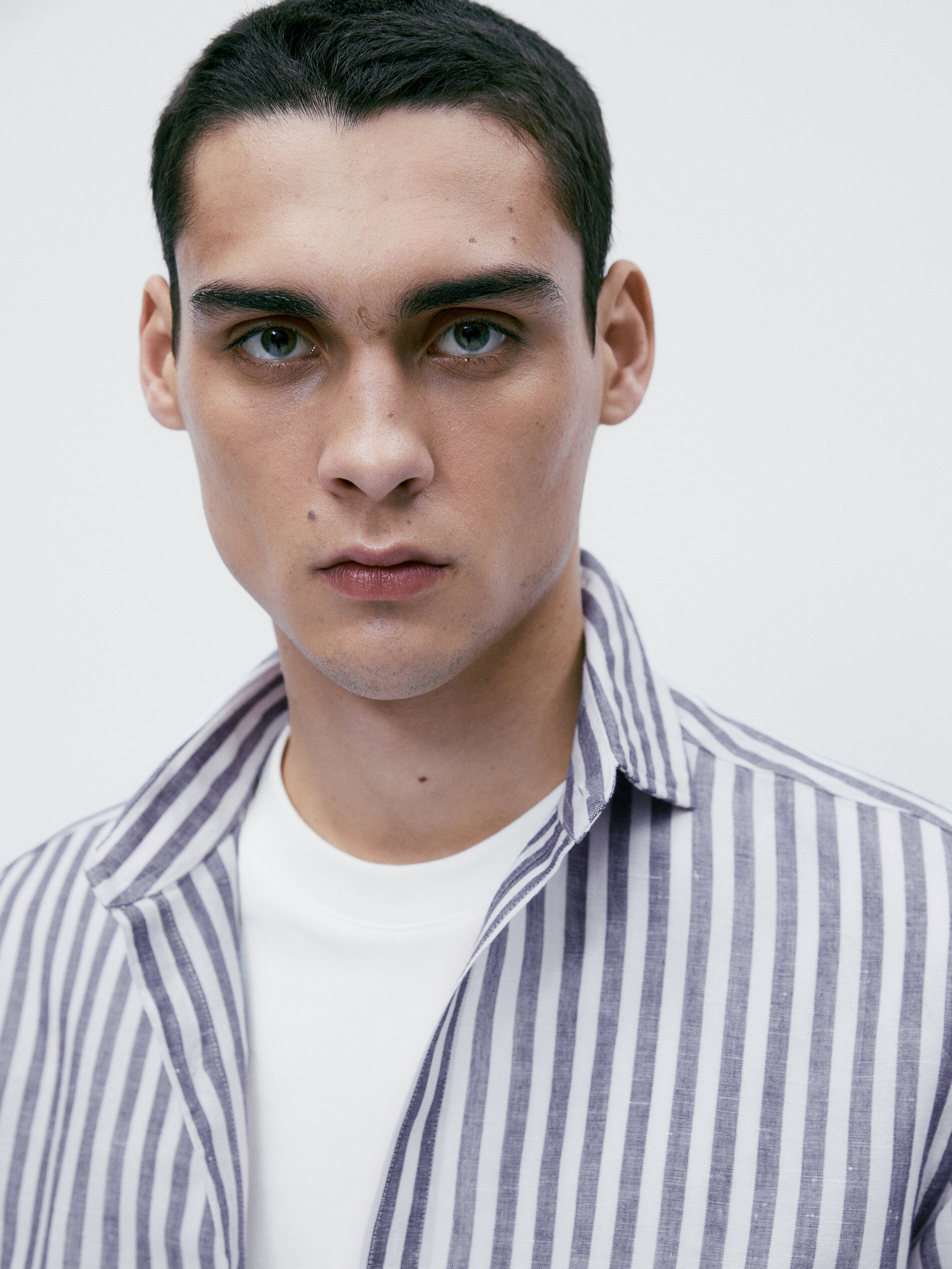Camisa listrada em linho e algodão, modelagem regular - AZUL MARINHO