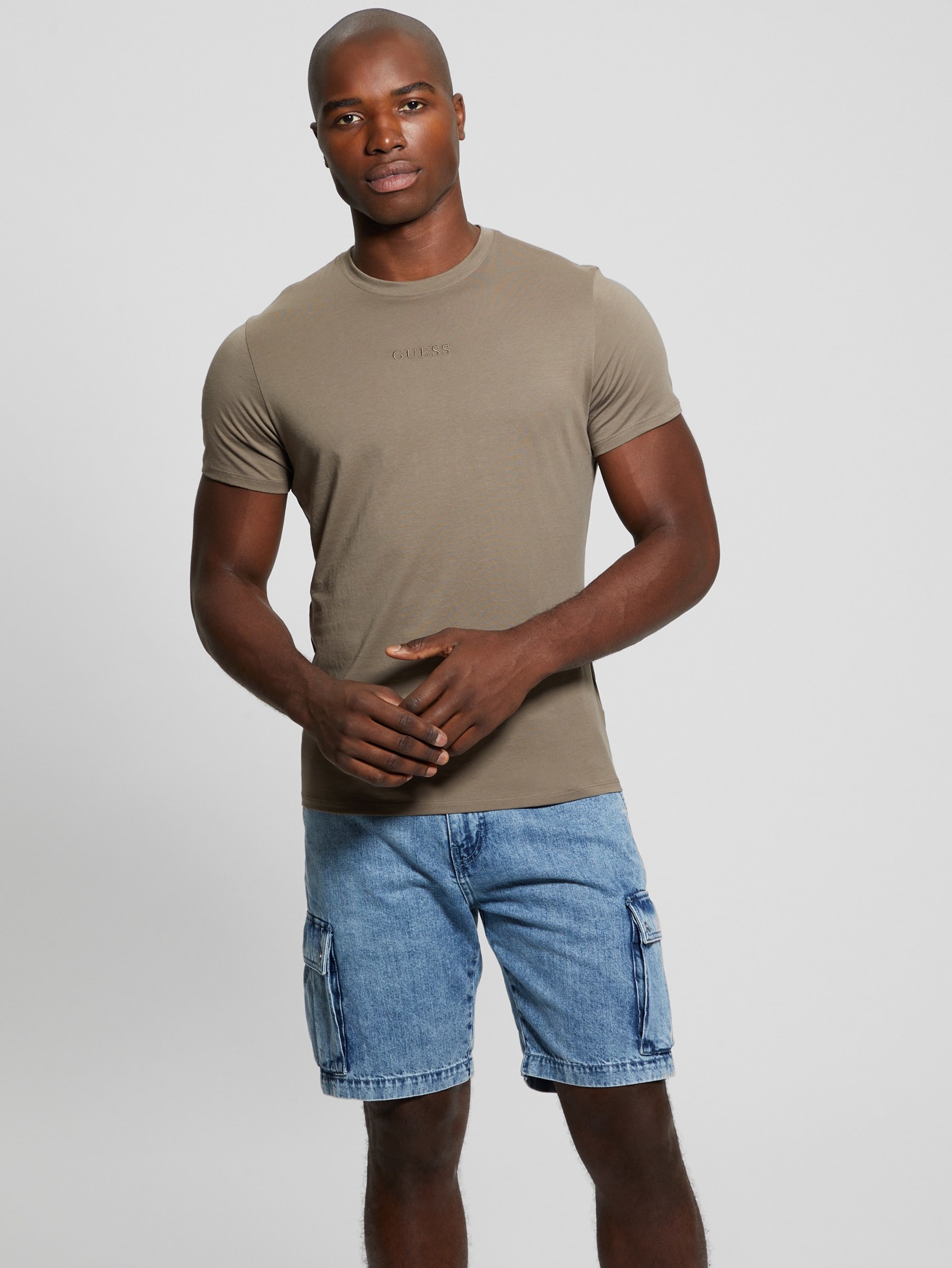 Camiseta com assinatura bordada