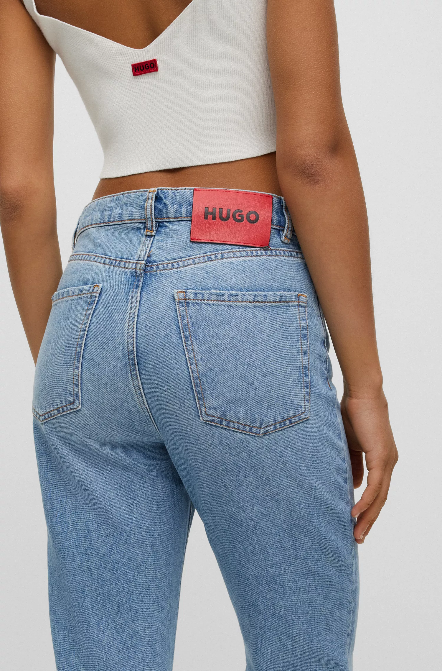 Calça jeans HUGO vermelha, modelagem relaxada, em denim rígido azul médio.