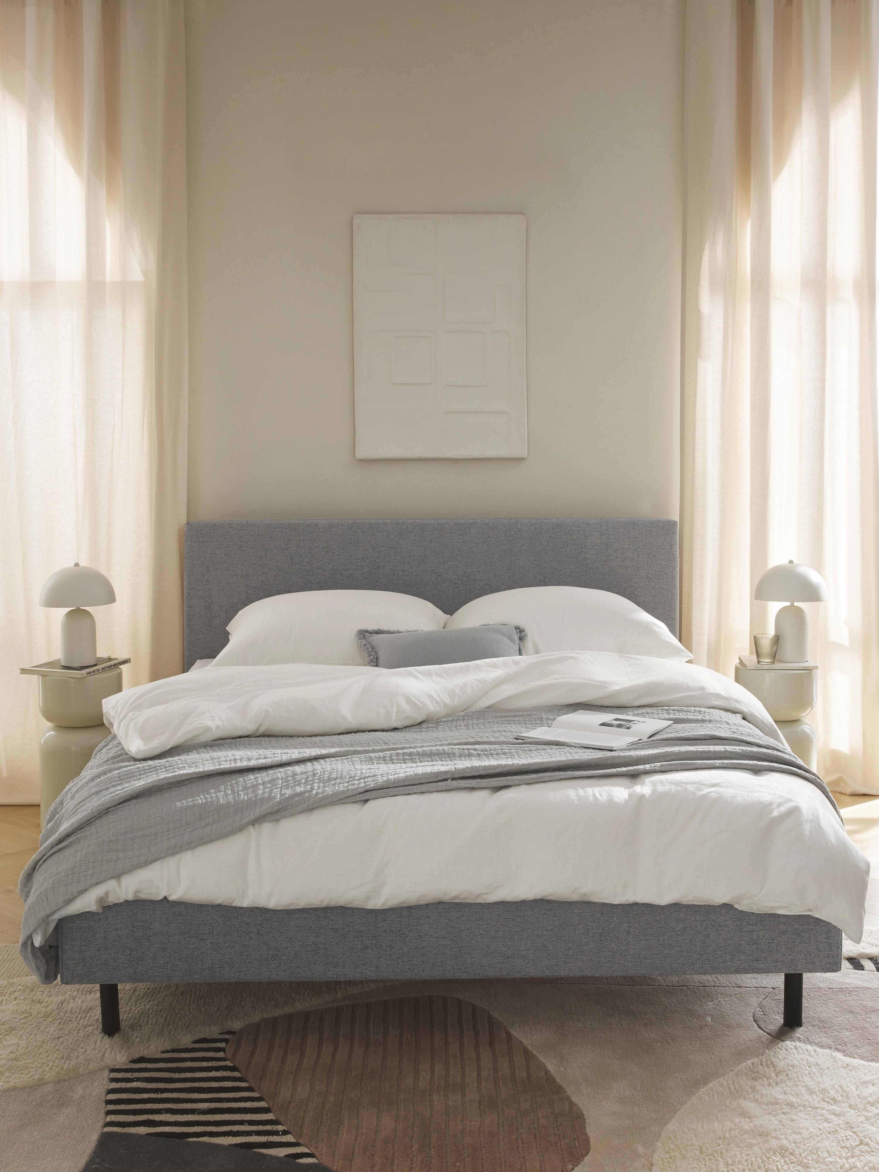 Gestoffeerd bed Giulia met houten poten