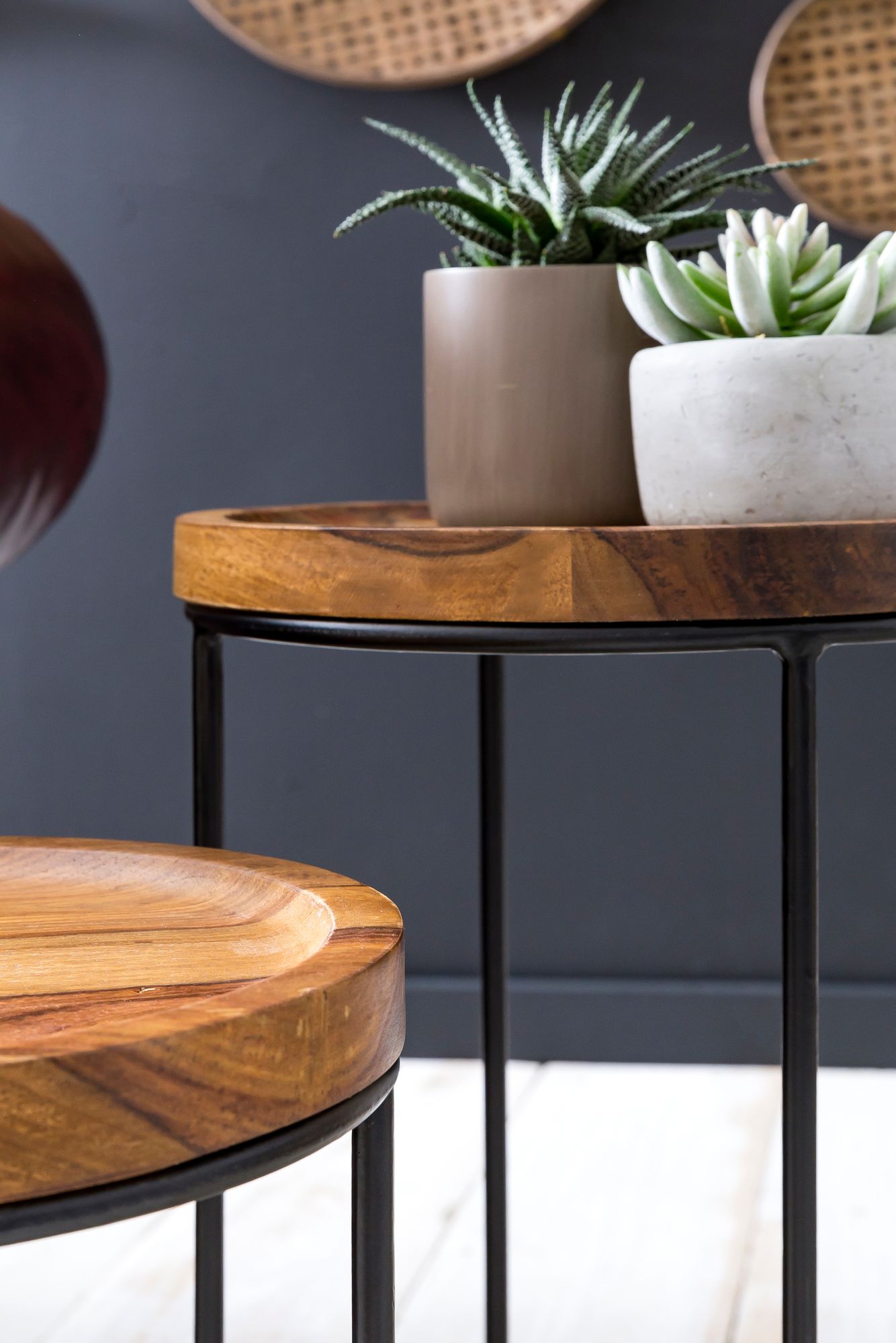 KADIMA DESIGN Massivholz Beistelltische, Industrieller Stil, Sheesham Holz und Metall, 2er Set.
