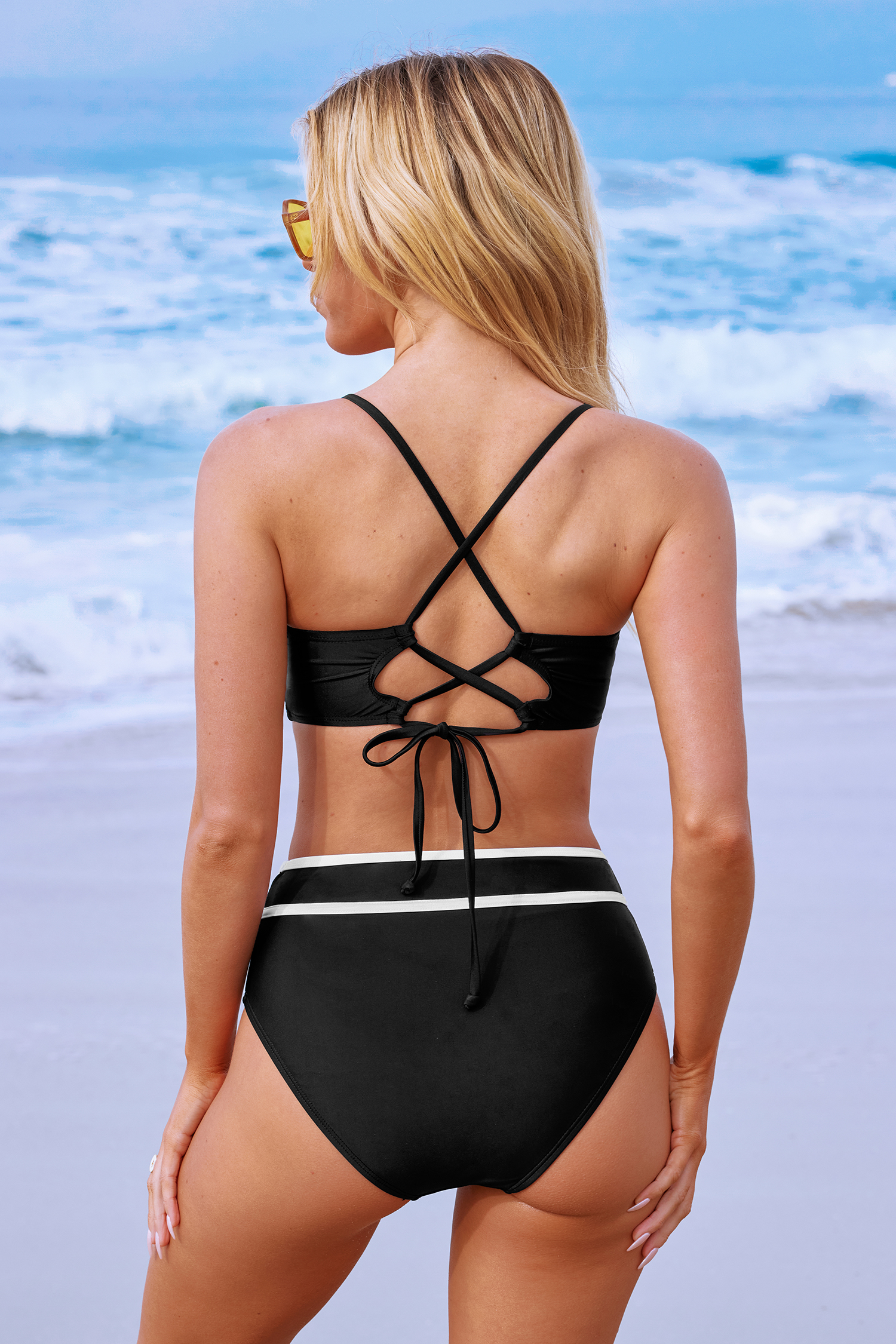 Bikini à dos croisé à passepoils contrastés