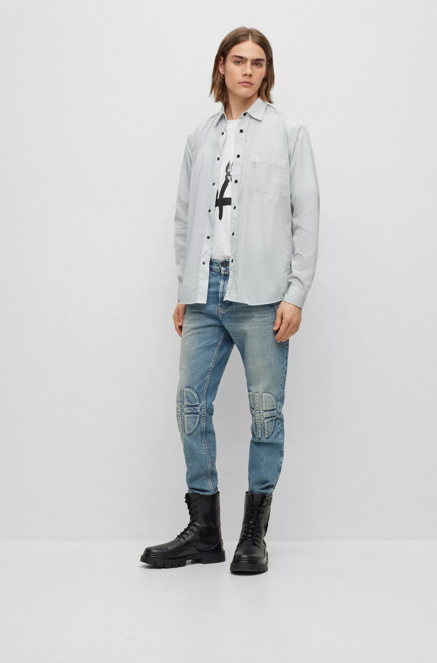 Camisa BOSS laranja, modelagem relaxada em lona texturizada.