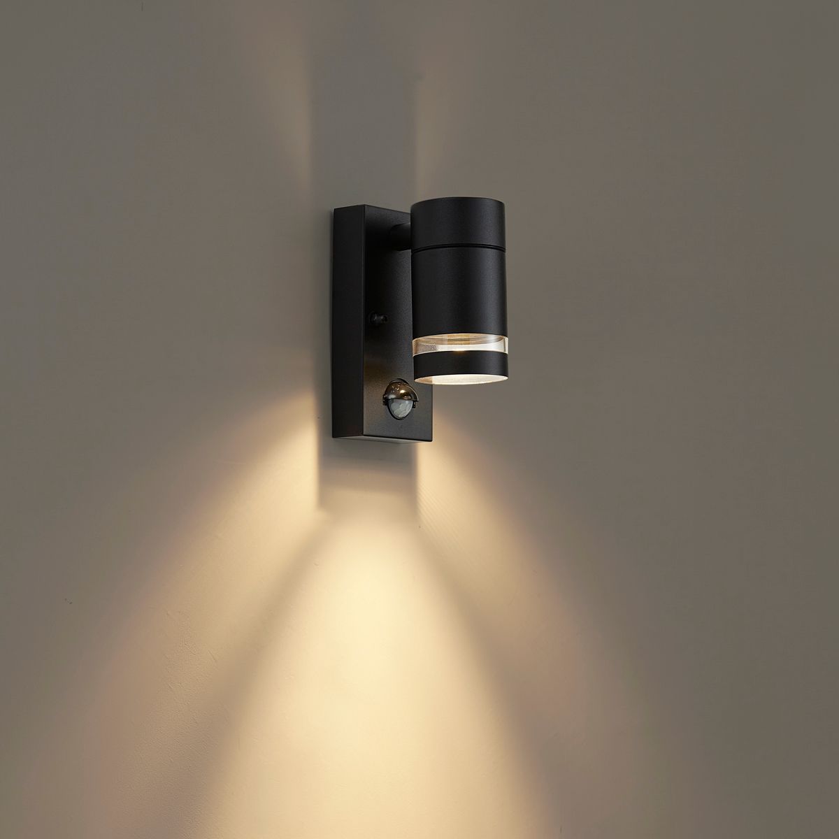 Moderne buiten wandlamp zwart IP44 met bewegingssensor - Ensam