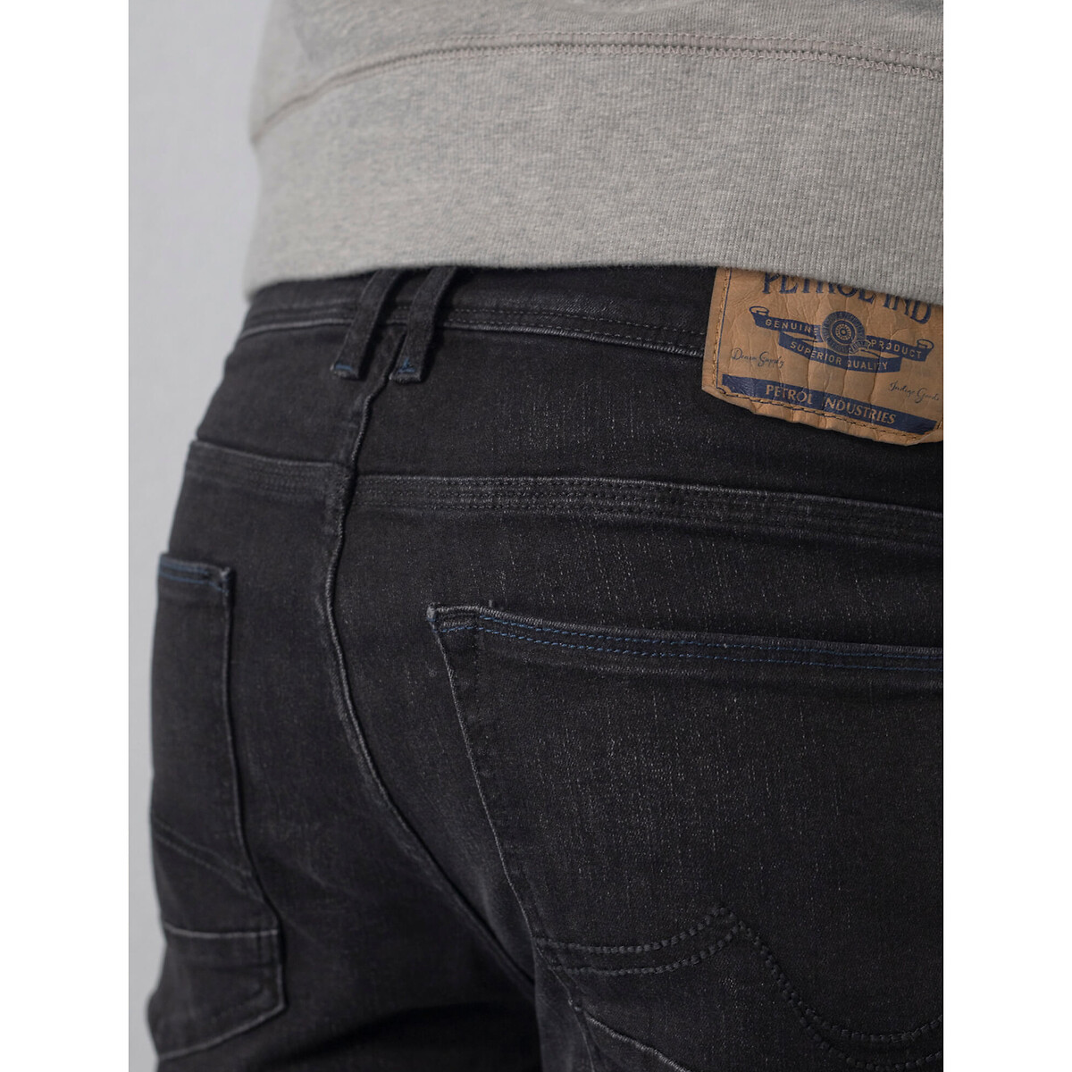 INDÚSTRIAS PETROLÍFERAS<br>Calças jeans afuniladas Russel
