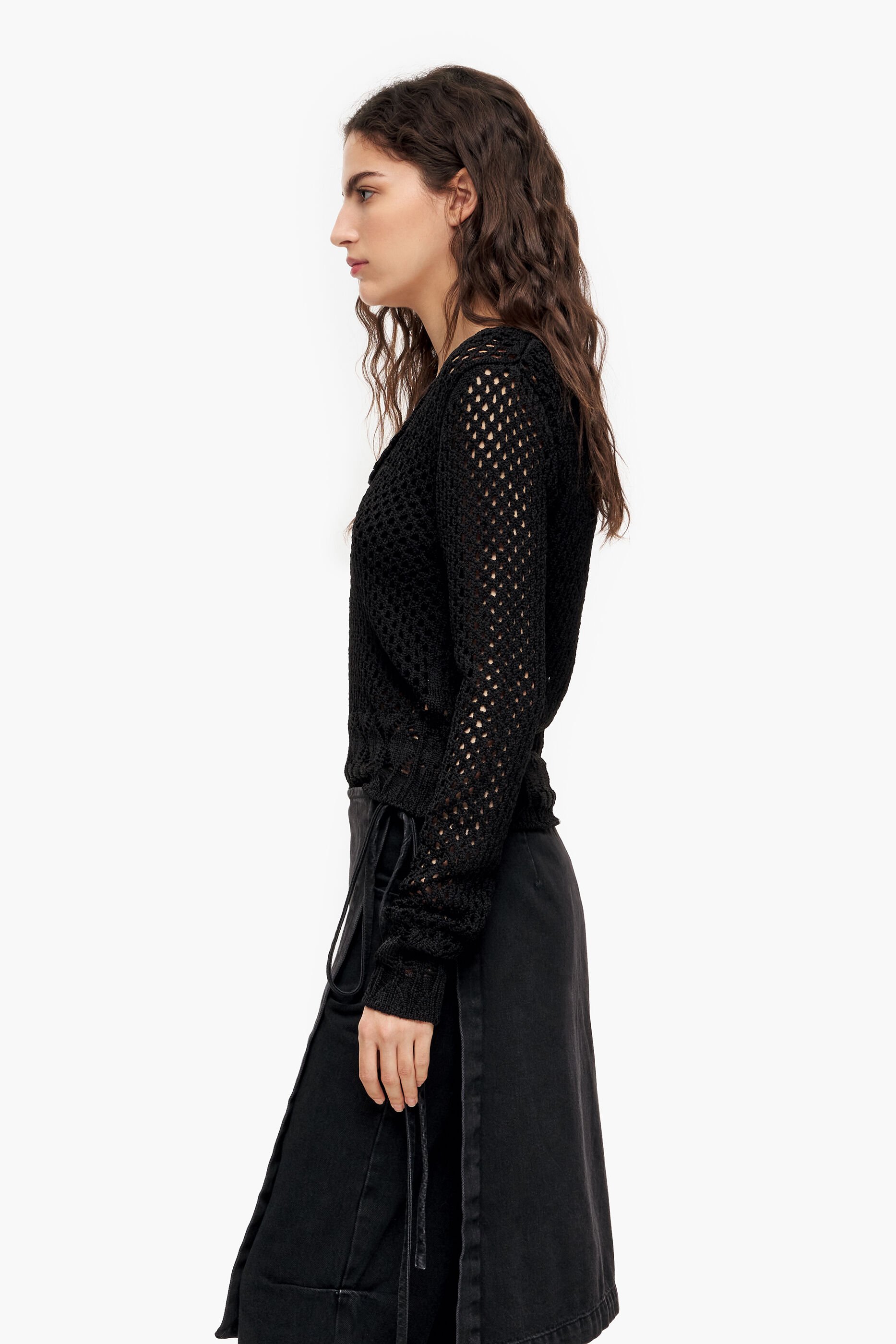 Suéter preto justo com detalhes vazados