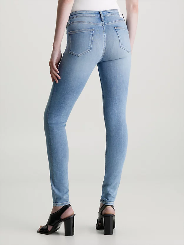 Calça jeans skinny de cintura média
