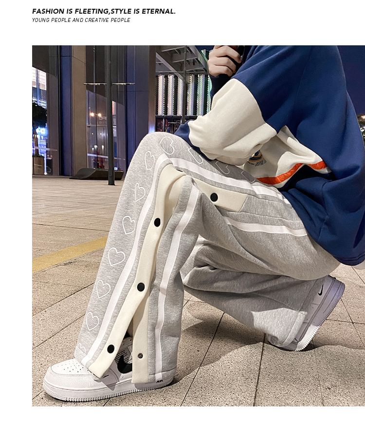 Nikoflin - Joggingbroek met rechte pijpen en hartjesprint, knoopsluiting en middelhoge taille