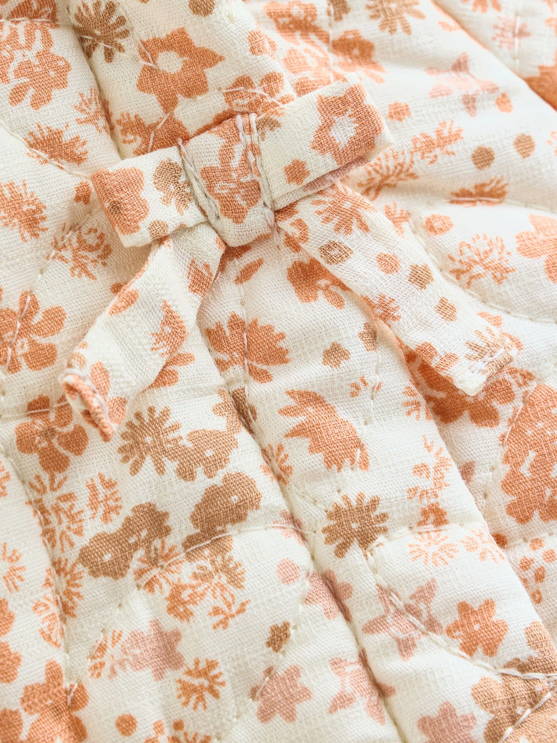 Ecru bloemenprint - Baby kinderwagenpak met kreukeltextuur en capuchon (0mnd -2jr)