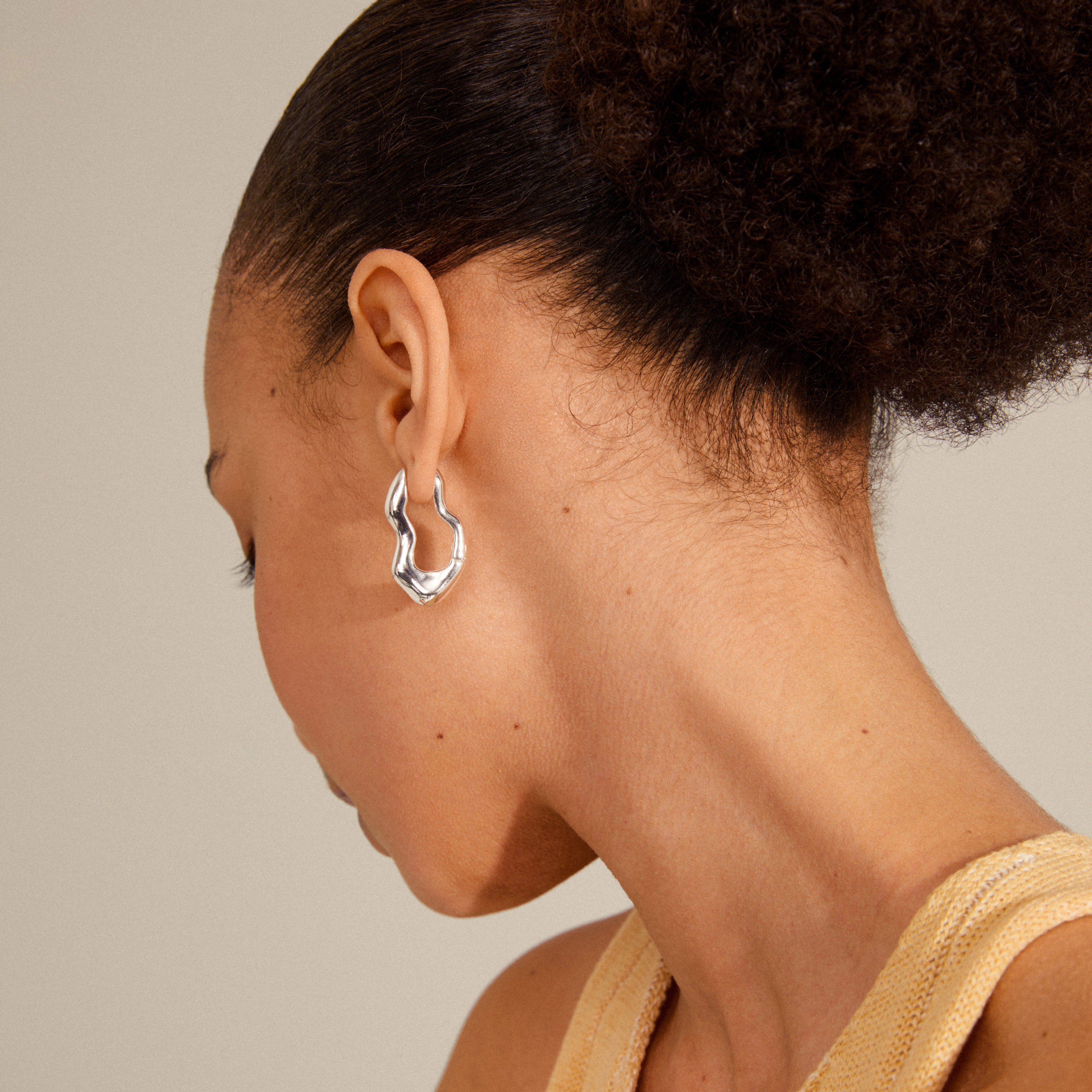 PILGRIM  Loulia Wavy hoops - sølvbelagt