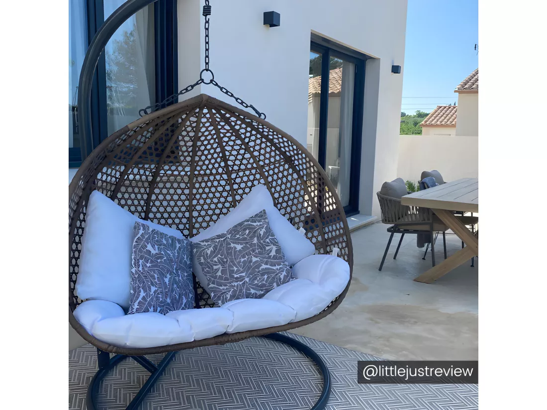 Fauteuil suspendu 2 places en résine tressée - Beige et coussin blanc - VAHINA de MYLIA