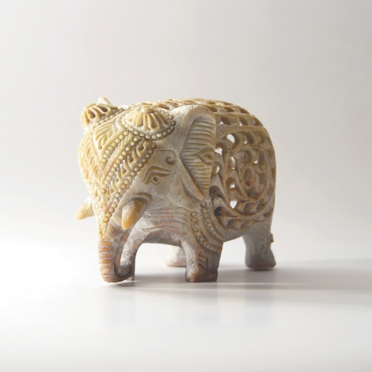 Elefant im Elefant aus Speckstein, B 9 cm, H 7 cm, L 4 cm von fischer's lagerhaus