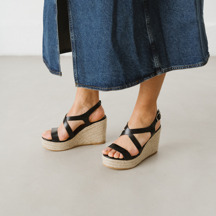 Espadrilles à brides croisées compensées  en cuir noir