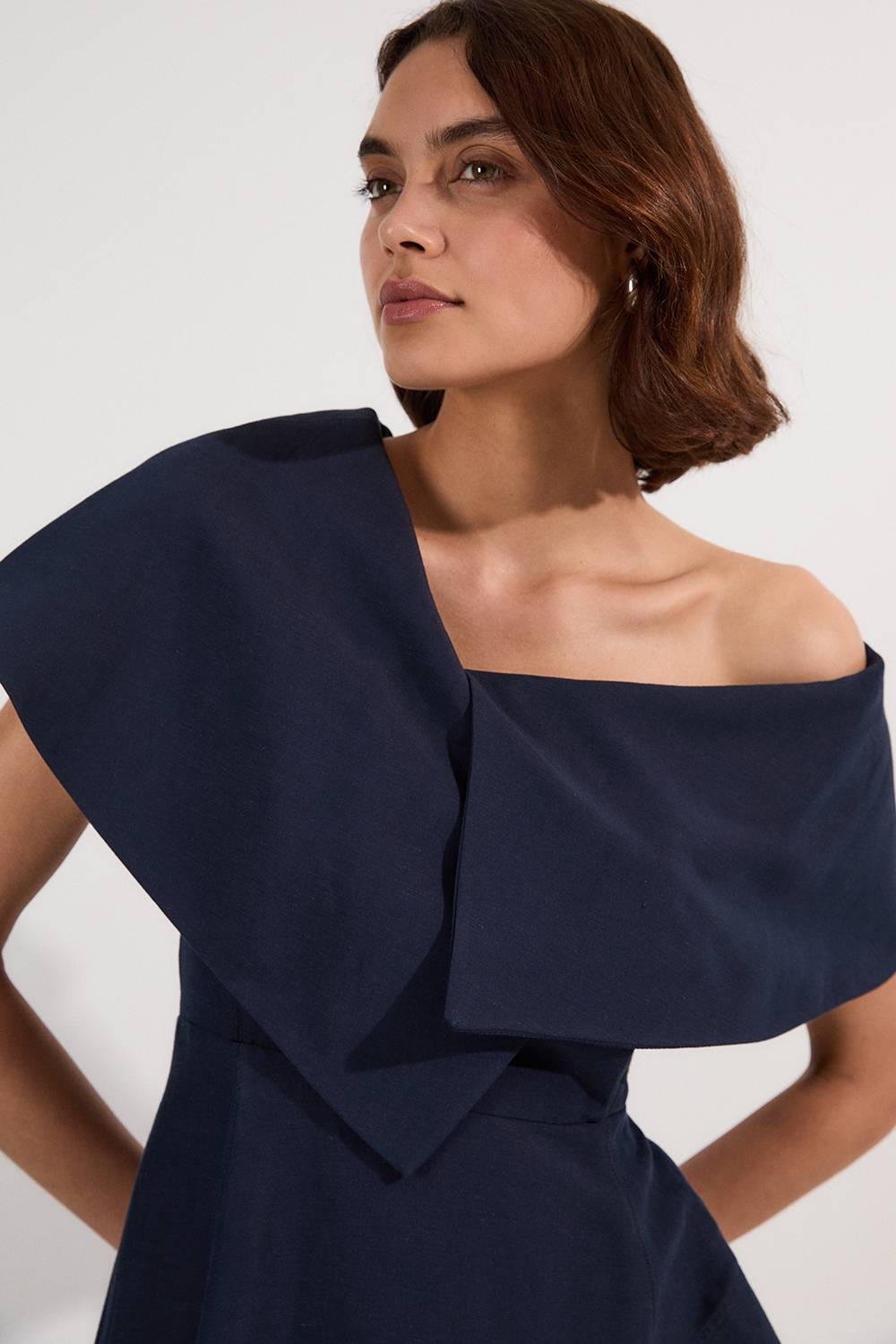 KarenMillen Robe Mi-Longue Premium en Lin Taillée à Épaule Asymétrique