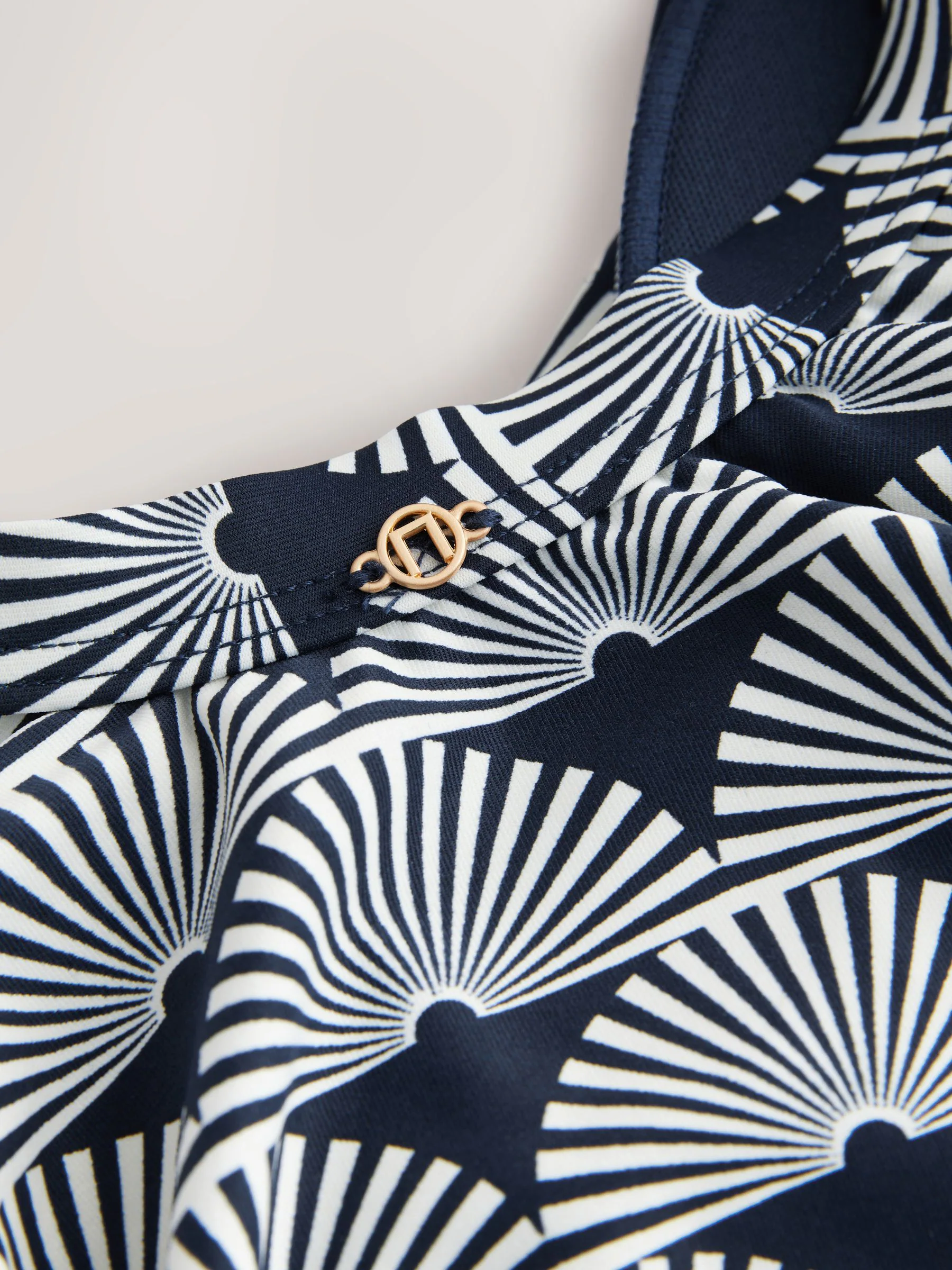 Marineblauw/wit met waaierprint - Vormgevend badpak met buikcorrectie