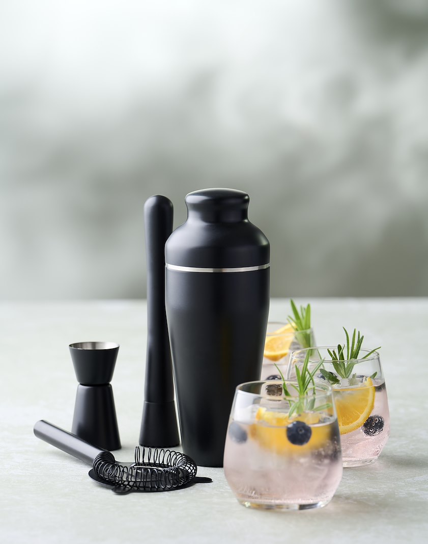 DAY \nCocktailsett Sortlakkert stål. Sett med shaker, målebeger, morter og sil.