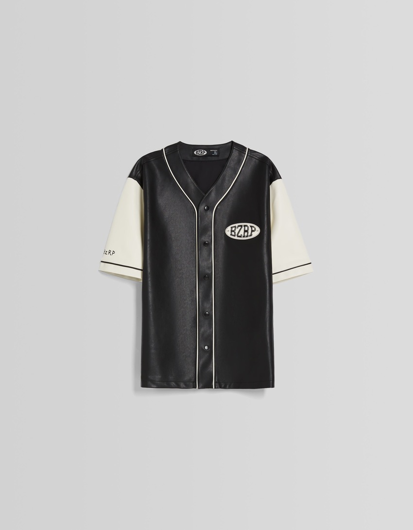 Camisa de manga curta BERSHKA ft. BIZARRAP em couro sintético