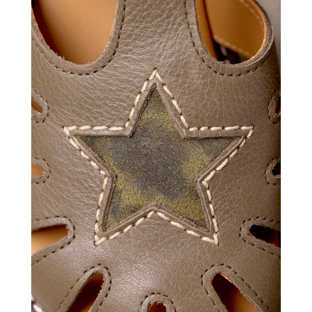 Køb Angulus Forrest/Marshland Print Lædersandal Med Stjernedetalje