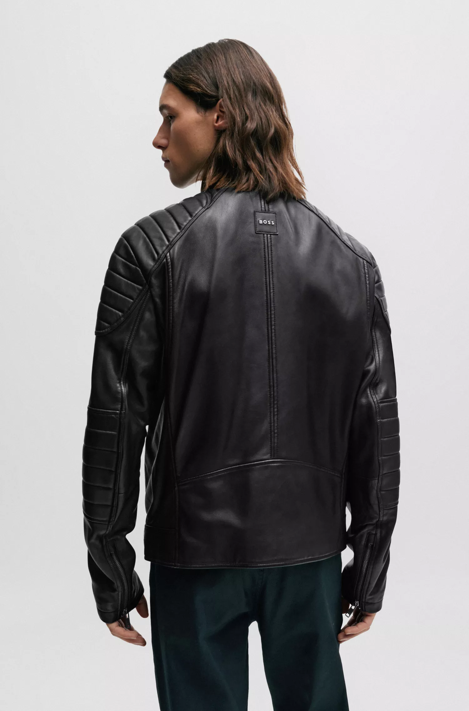 Jaqueta BOSS laranja, corte regular, em couro de cordeiro com detalhes acolchoados.
