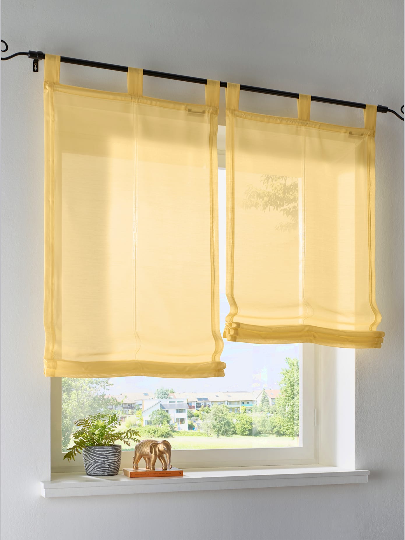 Store-bateau matière polyester légèrement transparente et structurée