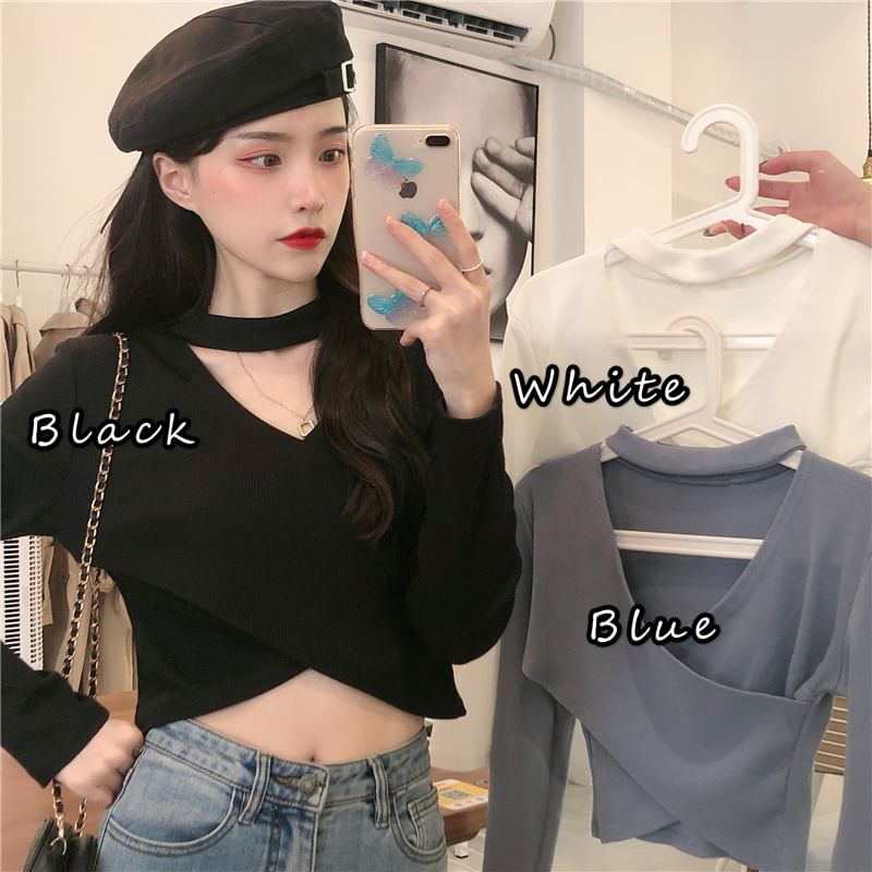 Shinsei - Crop top met lange mouwen en een effen halslijn en uitgesneden kruislings