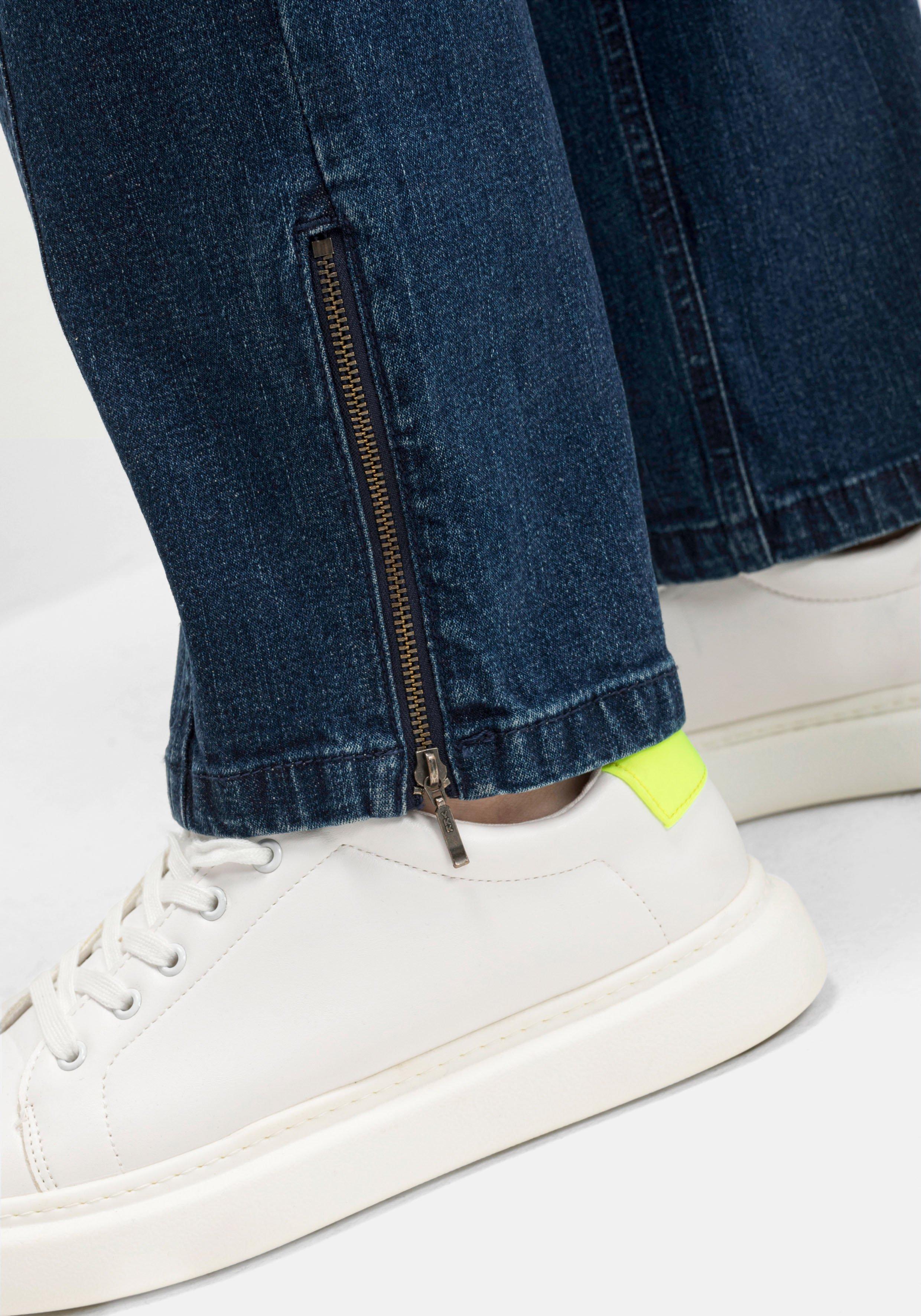 Gerade Jeans mit Teilungsnaht und Zipper am Saum
