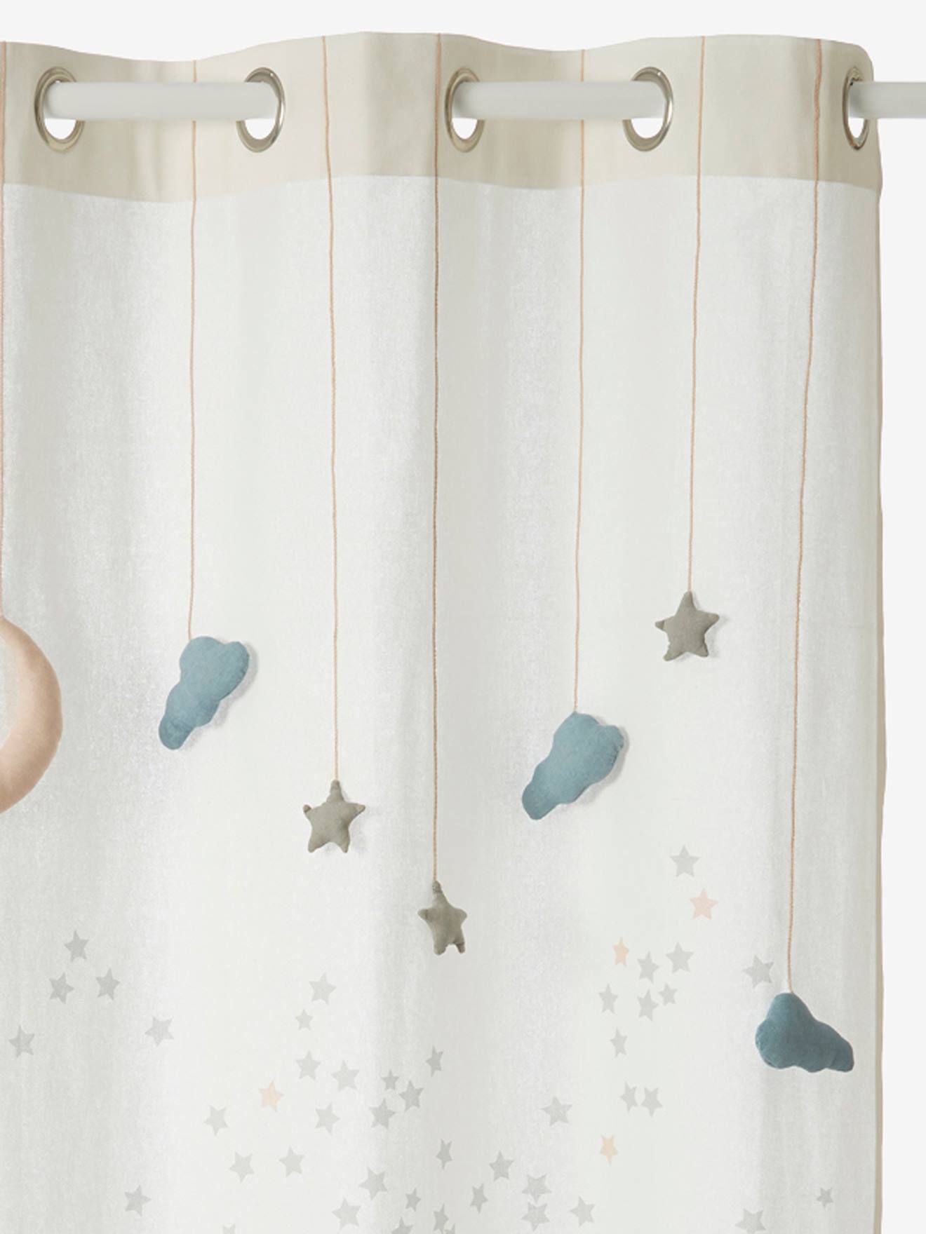 Cortina transparente como uma estrela, branca lisa com detalhes.