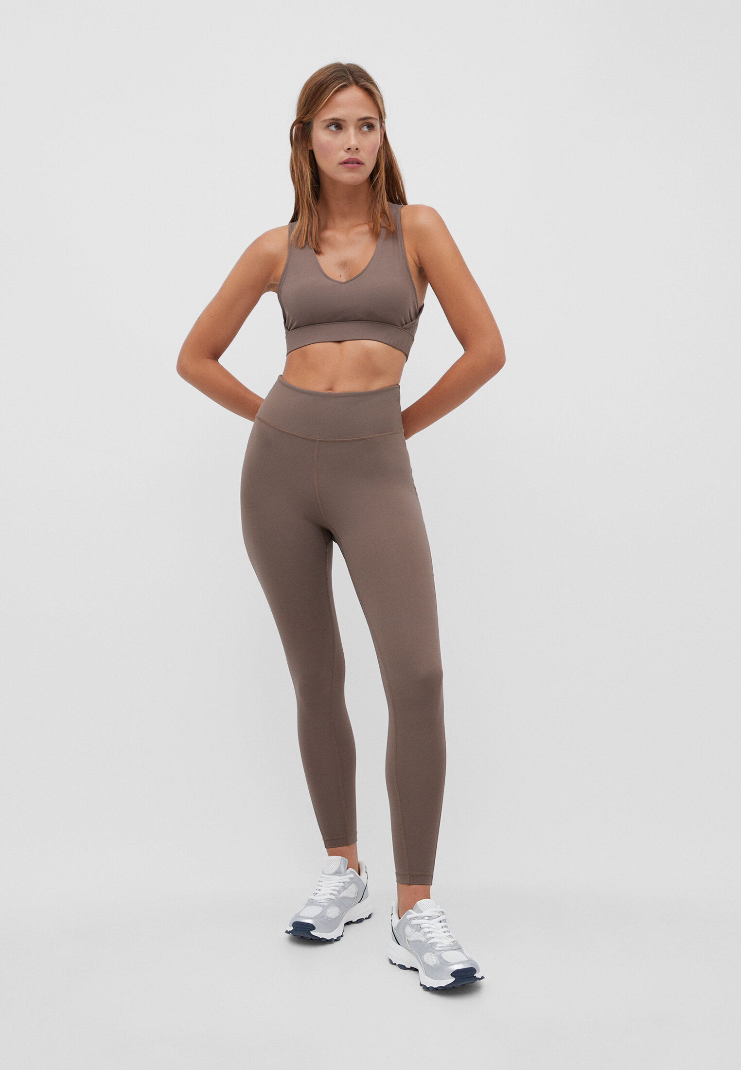 blusa esportiva com decote em V