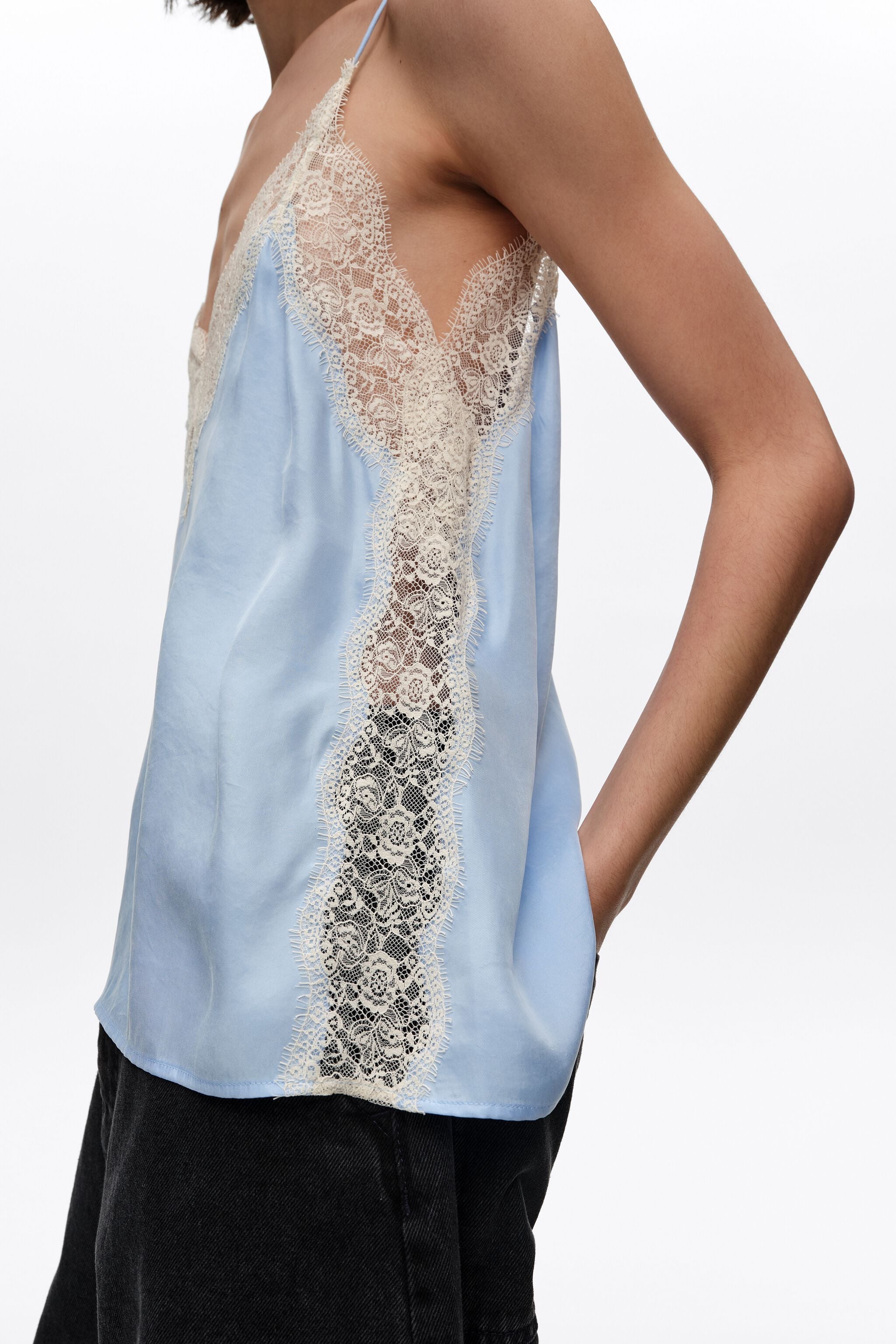Top de alças finas com renda azul claro