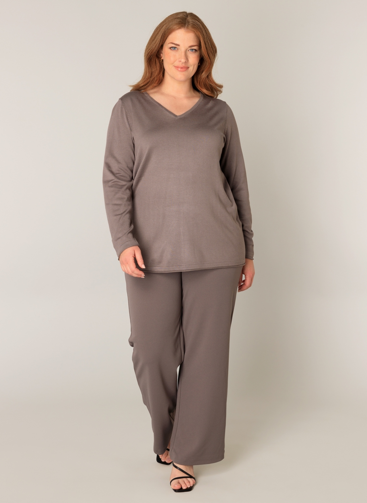 Base Level Curvy V-Ausschnitt-Pullover mit V-Ausschnitt