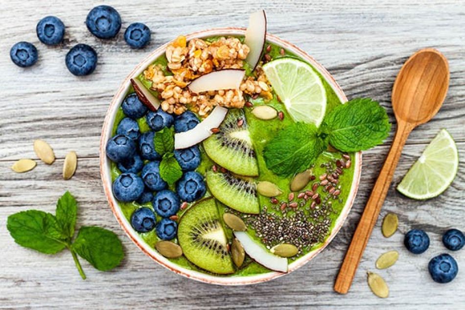 Matcha Bowl met gojibessen, boerenkool en kokosvlokken