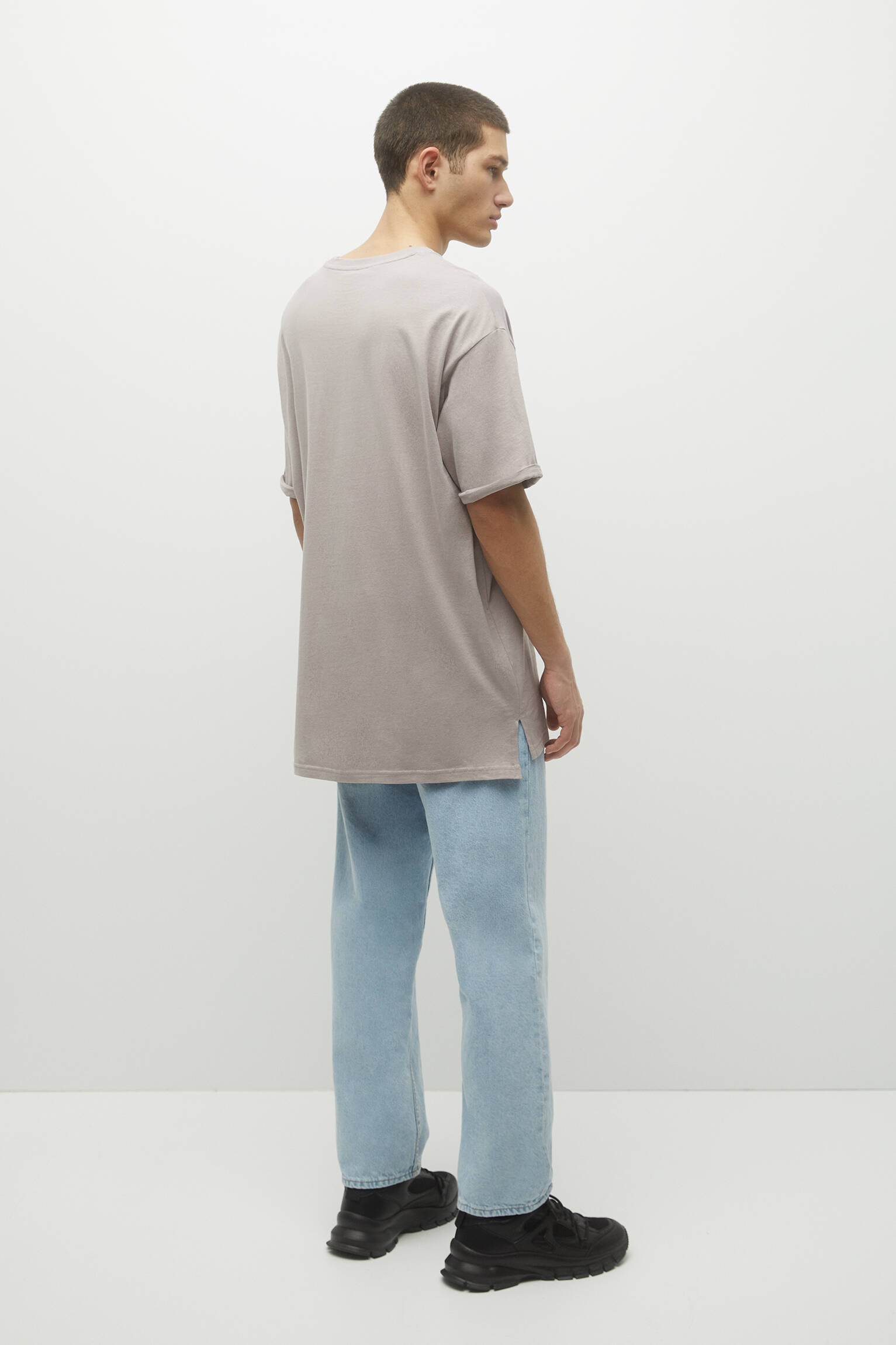 CAMISETA BÁSICA DE CORTE COMPRIDO - CINZA