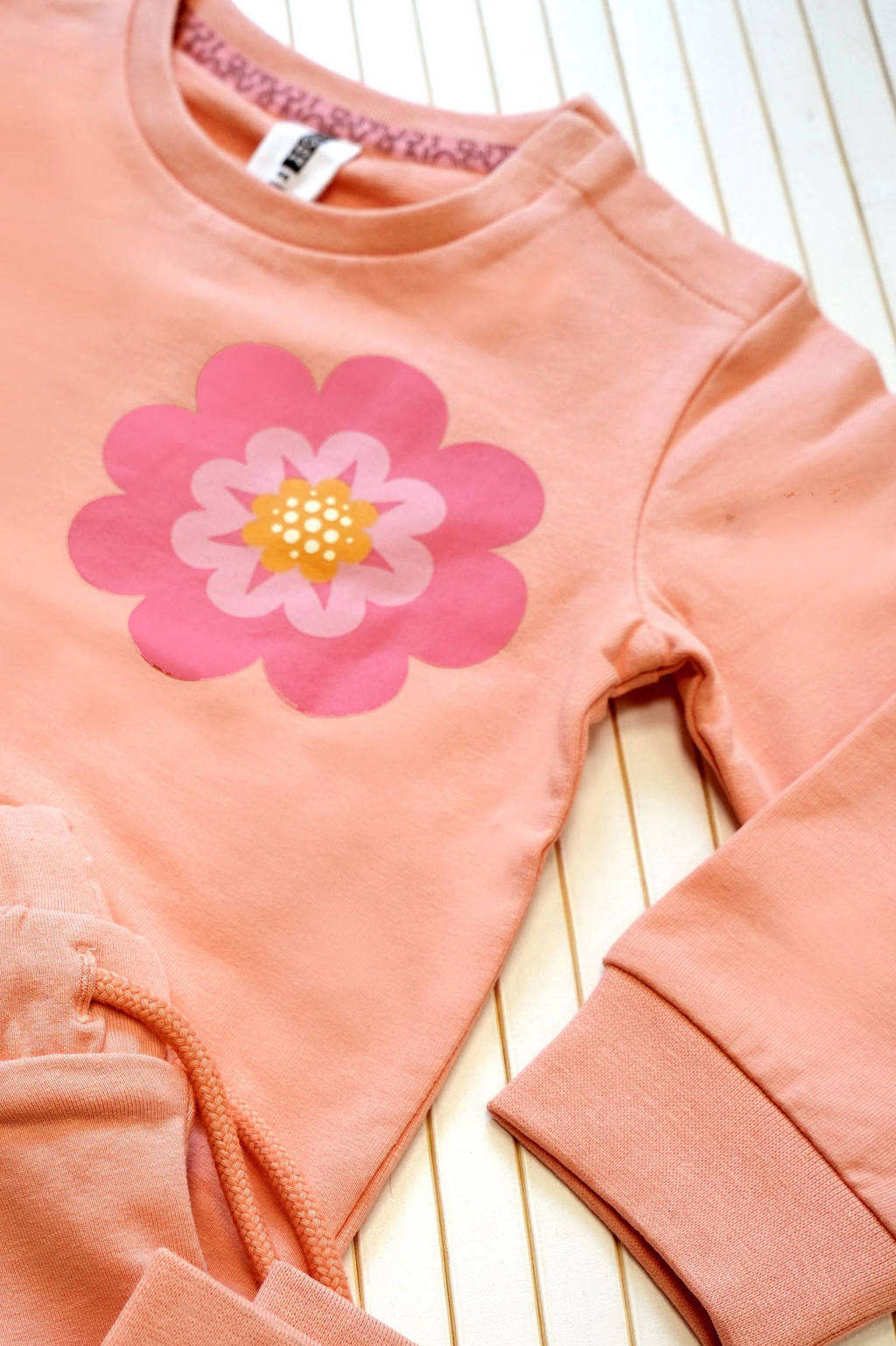 B.Nosy sweater + joggingbroek met bloemen perzik