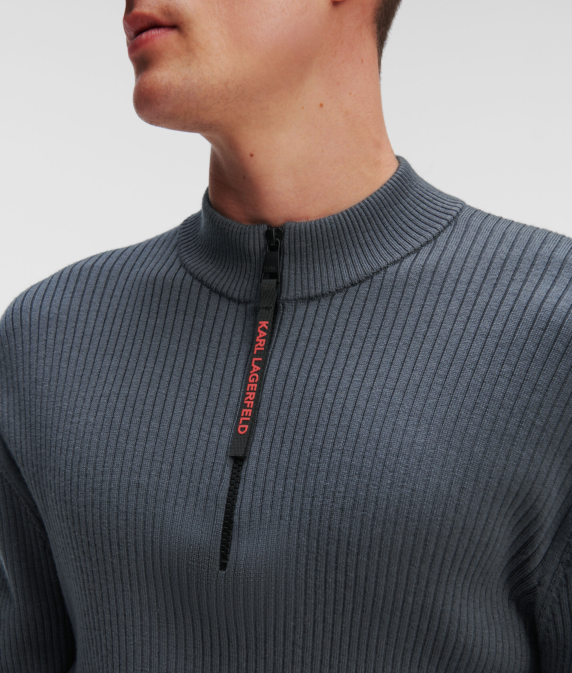 PULL À COL ROULÉ AVEC DEMI-ZIP