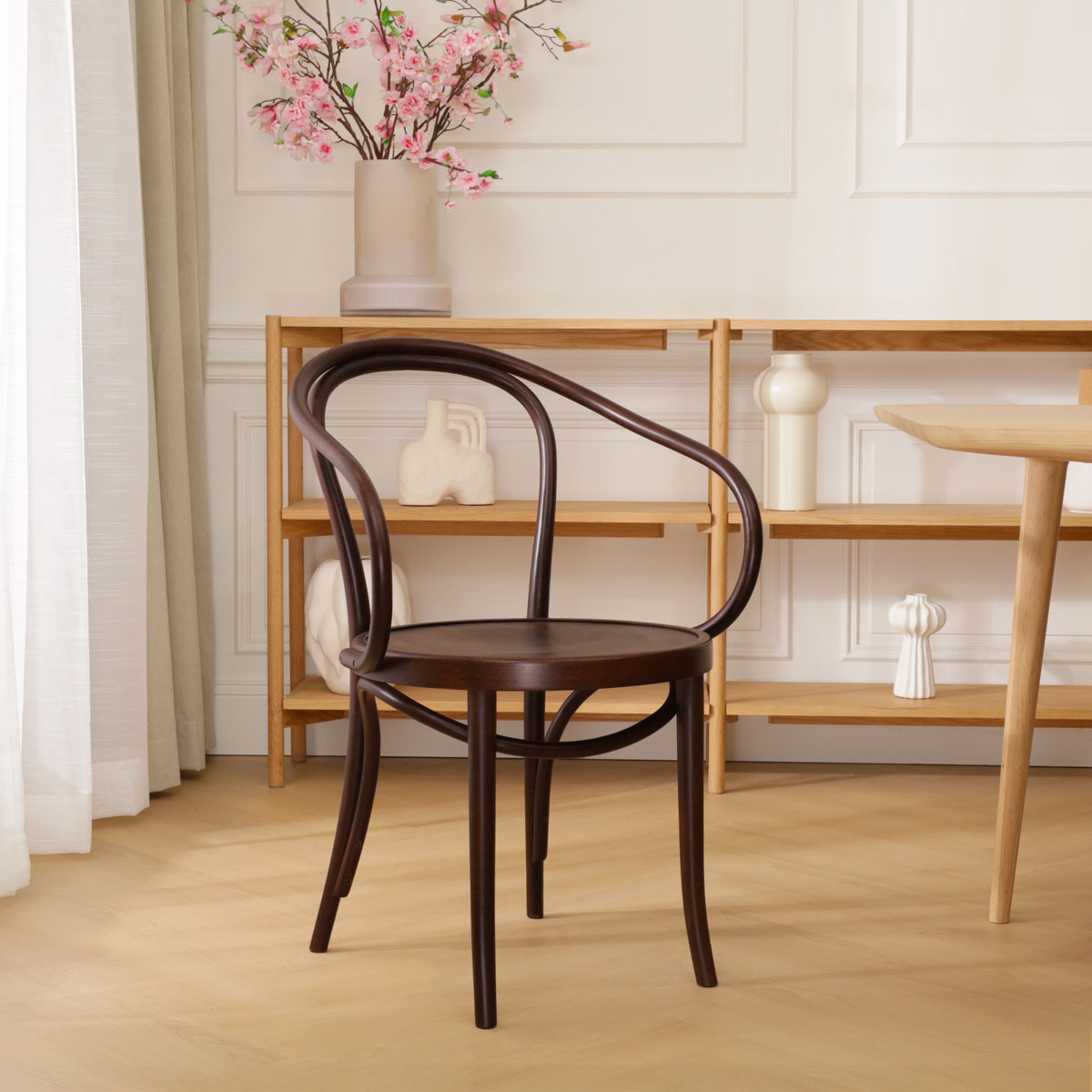 Houten eetkamerstoel met armleuningen Venice No. 9 - walnoot