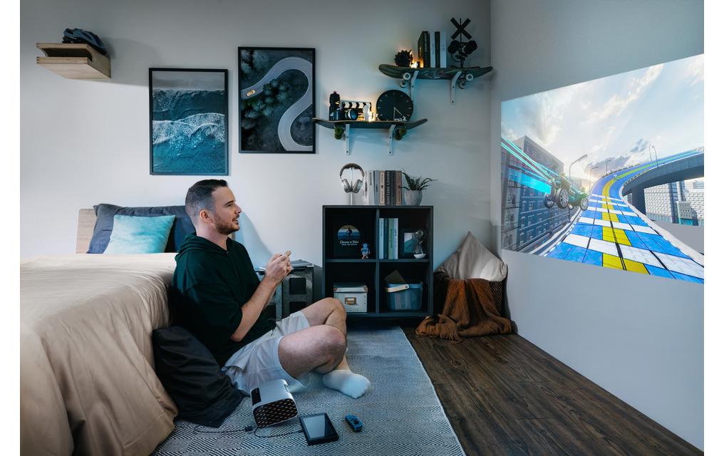 Projektor M10E<br>Tragbarer RGB-Laser-Smart-Projektor mit Harman Kardon-Lautsprecher